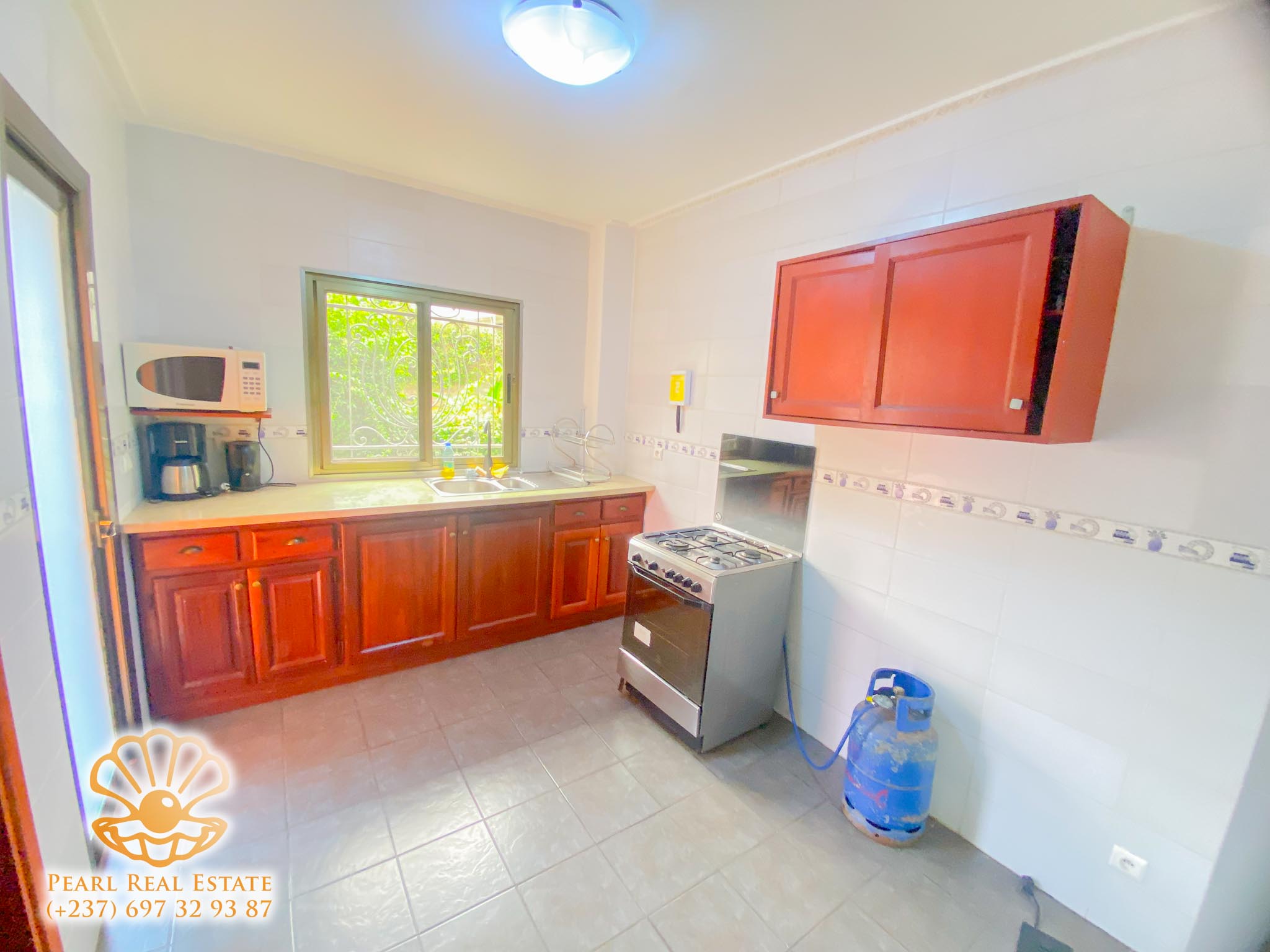 Apartment to rent - Yaoundé, Bastos, Golf Présidence - 1 living room(s), 3 bedroom(s), 2 bathroom(s) - 1 000 000 FCFA / month
