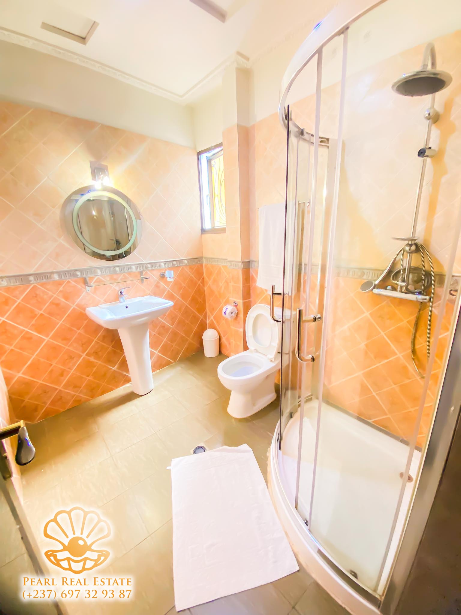 Apartment to rent - Yaoundé, Bastos, Golf Présidence - 1 living room(s), 3 bedroom(s), 2 bathroom(s) - 1 000 000 FCFA / month