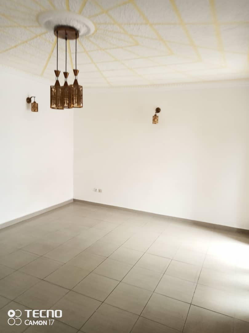 Apartment to rent - Douala, Bonapriso, Bonapriso - 1 living room(s), 2 bedroom(s), 1 bathroom(s) - 350 000 FCFA / month