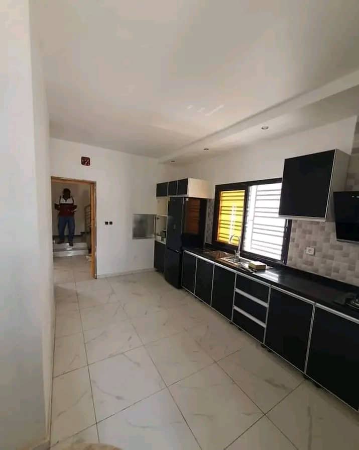 Maison (Duplex) à vendre - Yaoundé, Olembe, Derrière  stade olembe - 1 salon(s), 4 chambre(s), 3 salle(s) de bains - 85 000 000 FCFA