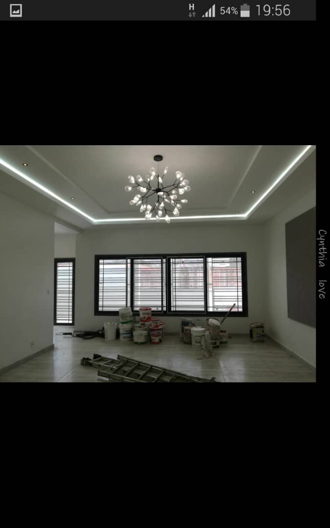 Maison (Duplex) à vendre - Yaoundé, Mfandena, Omnisport - 2 salon(s), 4 chambre(s), 4 salle(s) de bains - 400 000 000 FCFA