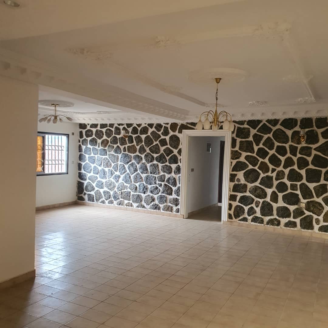 House (Villa) to rent - Yaoundé, Bastos, derrière la résidence du Nigéria - 1 living room(s), 4 bedroom(s), 5 bathroom(s) - 1 000 000 FCFA / month