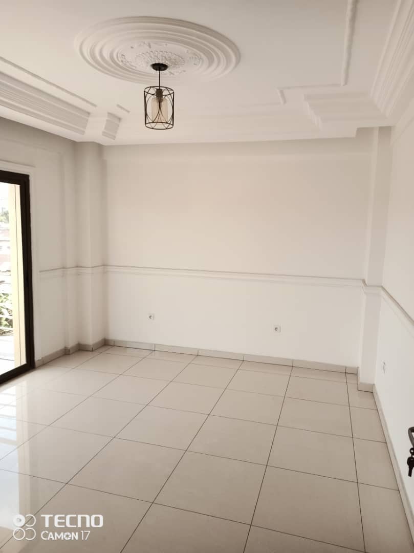 Apartment to rent - Douala, Bali, BALI - 1 living room(s), 1 bedroom(s), 1 bathroom(s) - 400 000 FCFA / month