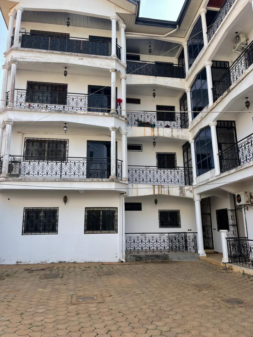Apartment to rent - Yaoundé, Bastos, GOLF - 1 living room(s), 2 bedroom(s), 3 bathroom(s) - 450 000 FCFA / month