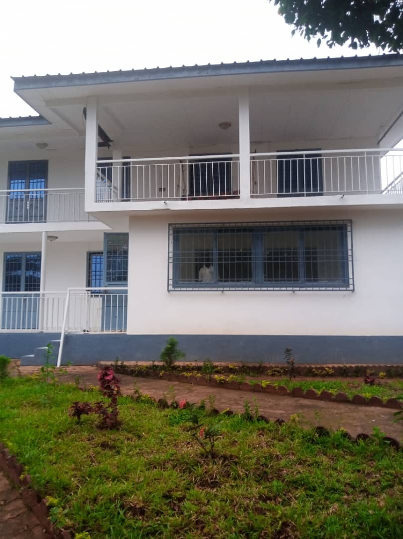 House (Duplex) to rent - Yaoundé, Bastos, Bastos nkol eton - 1 living room(s), 4 bedroom(s), 3 bathroom(s) - 600 000 FCFA / month
