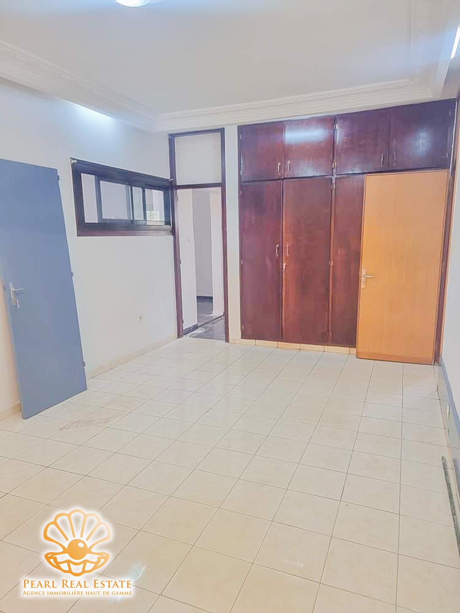 Maison (Villa) à louer - Yaoundé, Bastos, Carrefour Bastos - 1 salon(s), 4 chambre(s), 3 salle(s) de bains - 1 700 000 FCFA / mois