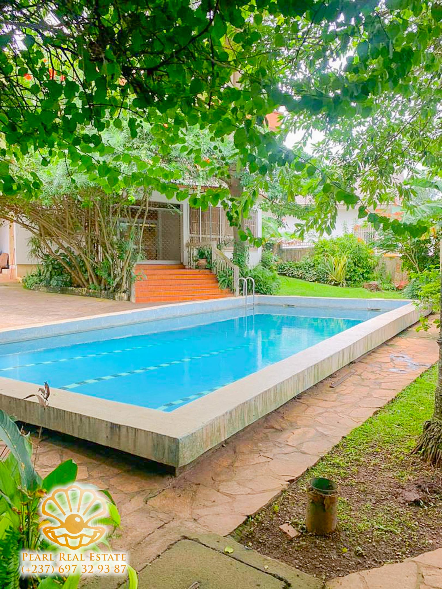 Maison (Villa) à louer - Yaoundé, Bastos, Rond Point Bastos - 1 salon(s), 4 chambre(s), 3 salle(s) de bains - 1 500 000 FCFA / mois