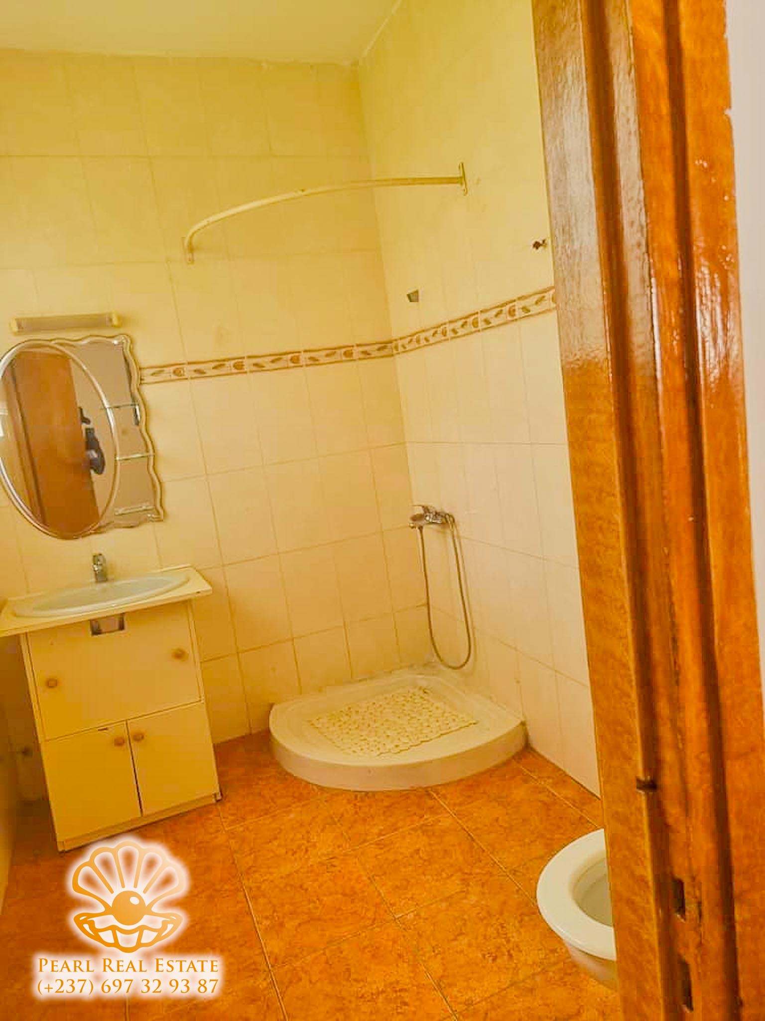 Maison (Villa) à louer - Yaoundé, Bastos, Carrefour Bastos - 1 salon(s), 3 chambre(s), 2 salle(s) de bains - 1 500 000 FCFA / mois