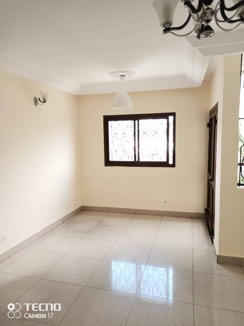 Apartment to rent - Douala, Bali, BALI - 1 living room(s), 2 bedroom(s), 1 bathroom(s) - 600 000 FCFA / month