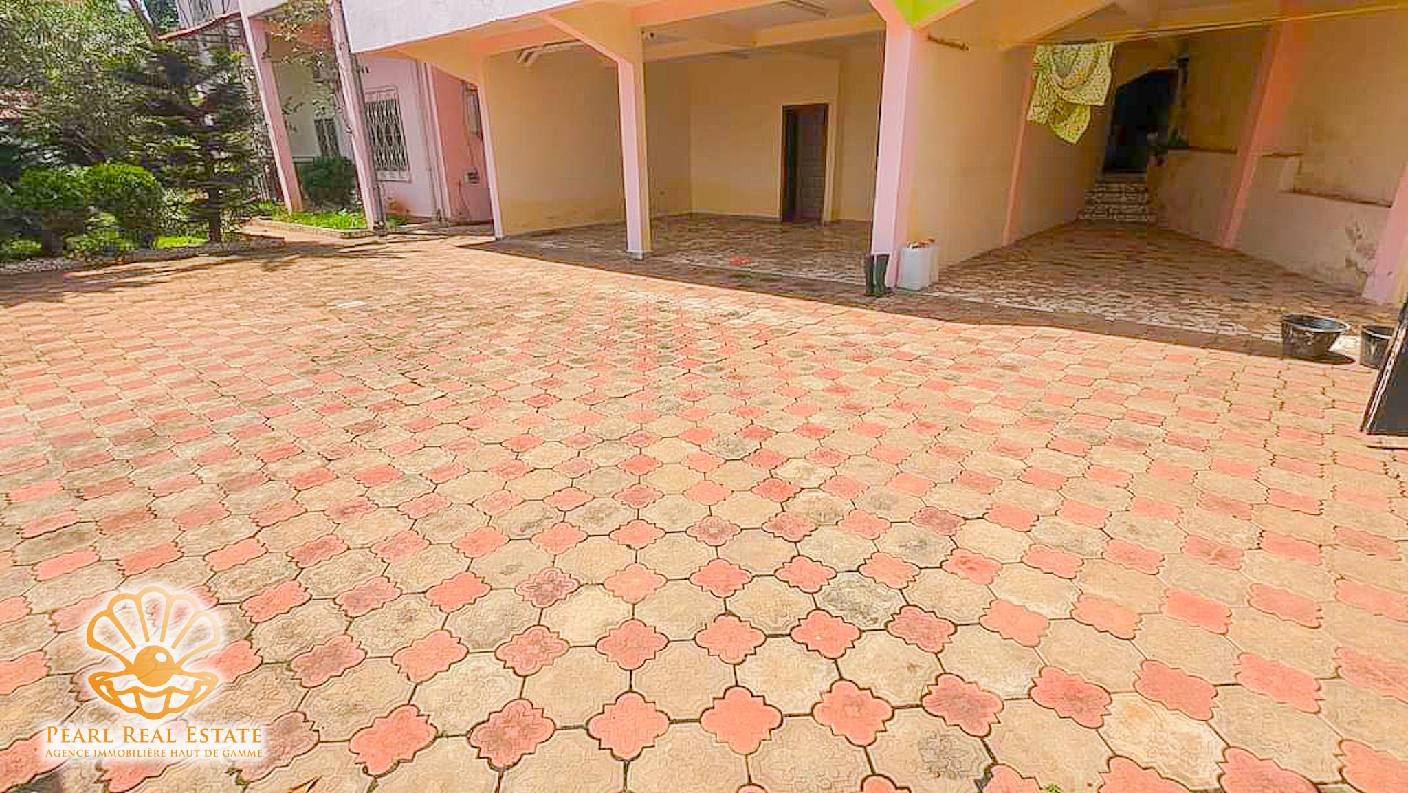 Maison (Villa) à louer - Yaoundé, Bastos, Nouvelle route Bastos - 1 salon(s), 3 chambre(s), 2 salle(s) de bains - 1 000 000 FCFA / mois