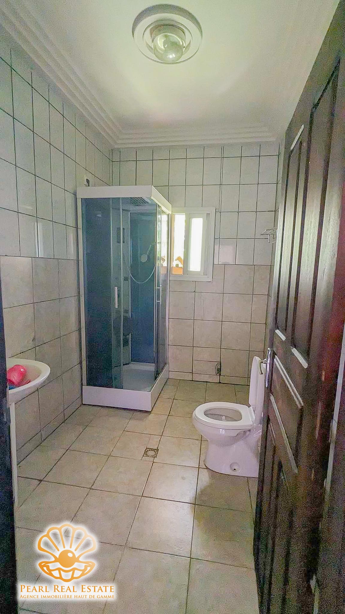 House (Villa) to rent - Yaoundé, Bastos, Nouvelle route Bastos - 1 living room(s), 3 bedroom(s), 2 bathroom(s) - 1 000 000 FCFA / month