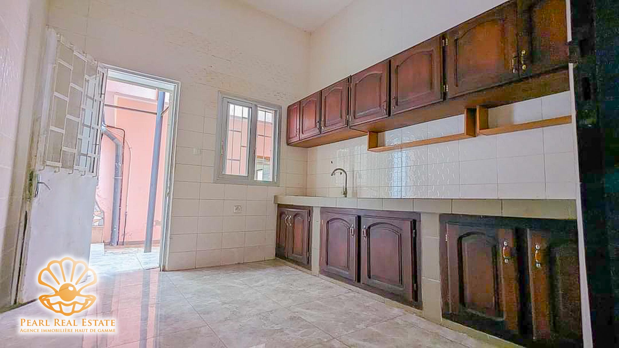House (Villa) to rent - Yaoundé, Bastos, Nouvelle route Bastos - 1 living room(s), 3 bedroom(s), 2 bathroom(s) - 1 000 000 FCFA / month