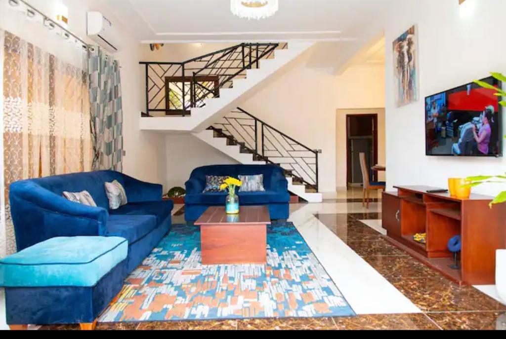 Apartment to rent - Yaoundé, Mfandena, Omnisport prix a la  nuitée - 1 living room(s), 3 bedroom(s), 3 bathroom(s) - 50 000 FCFA / month