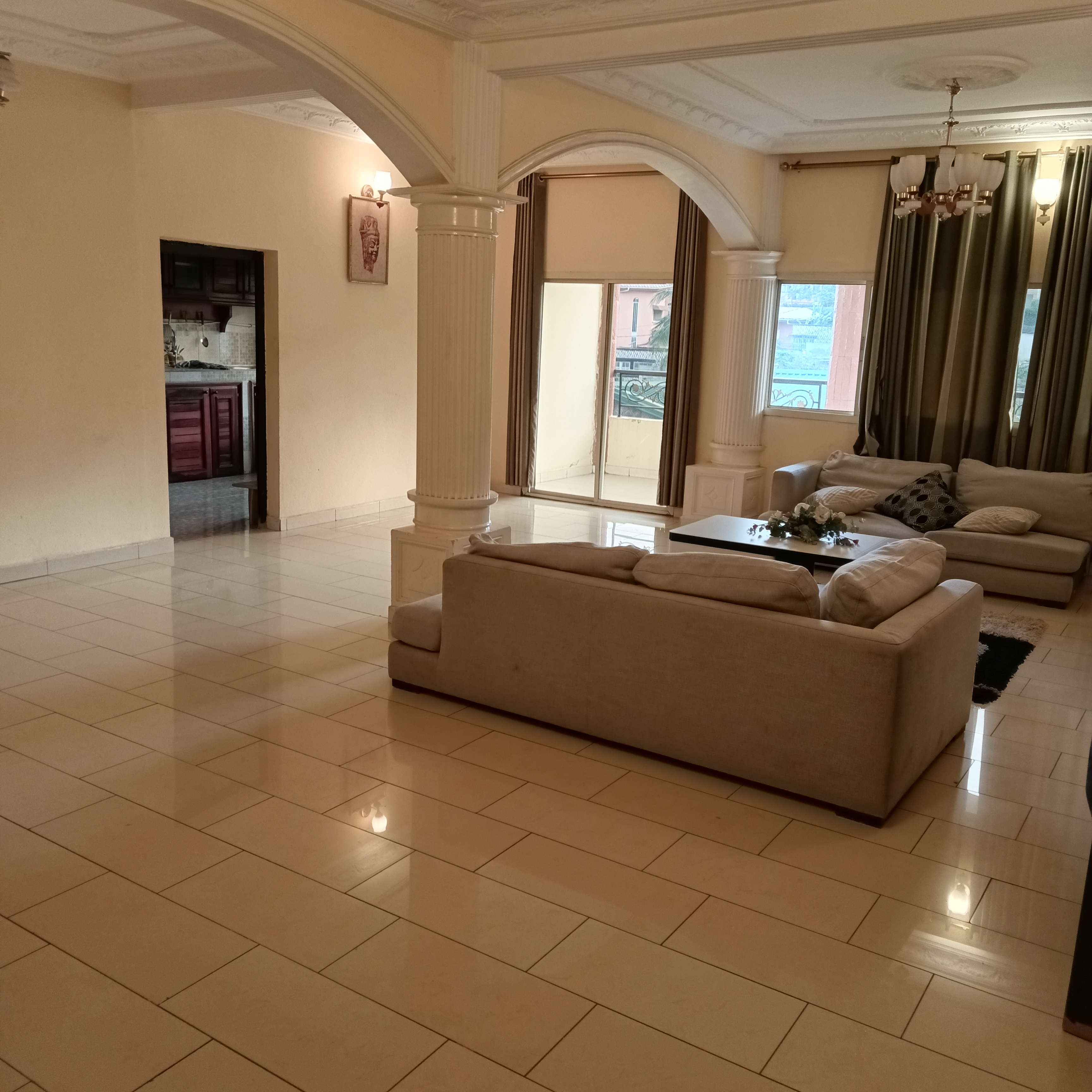 Apartment to rent - Yaoundé, Bastos, Bastos (appartement non meuble) - 1 living room(s), 3 bedroom(s), 2 bathroom(s) - 650 000 FCFA / month