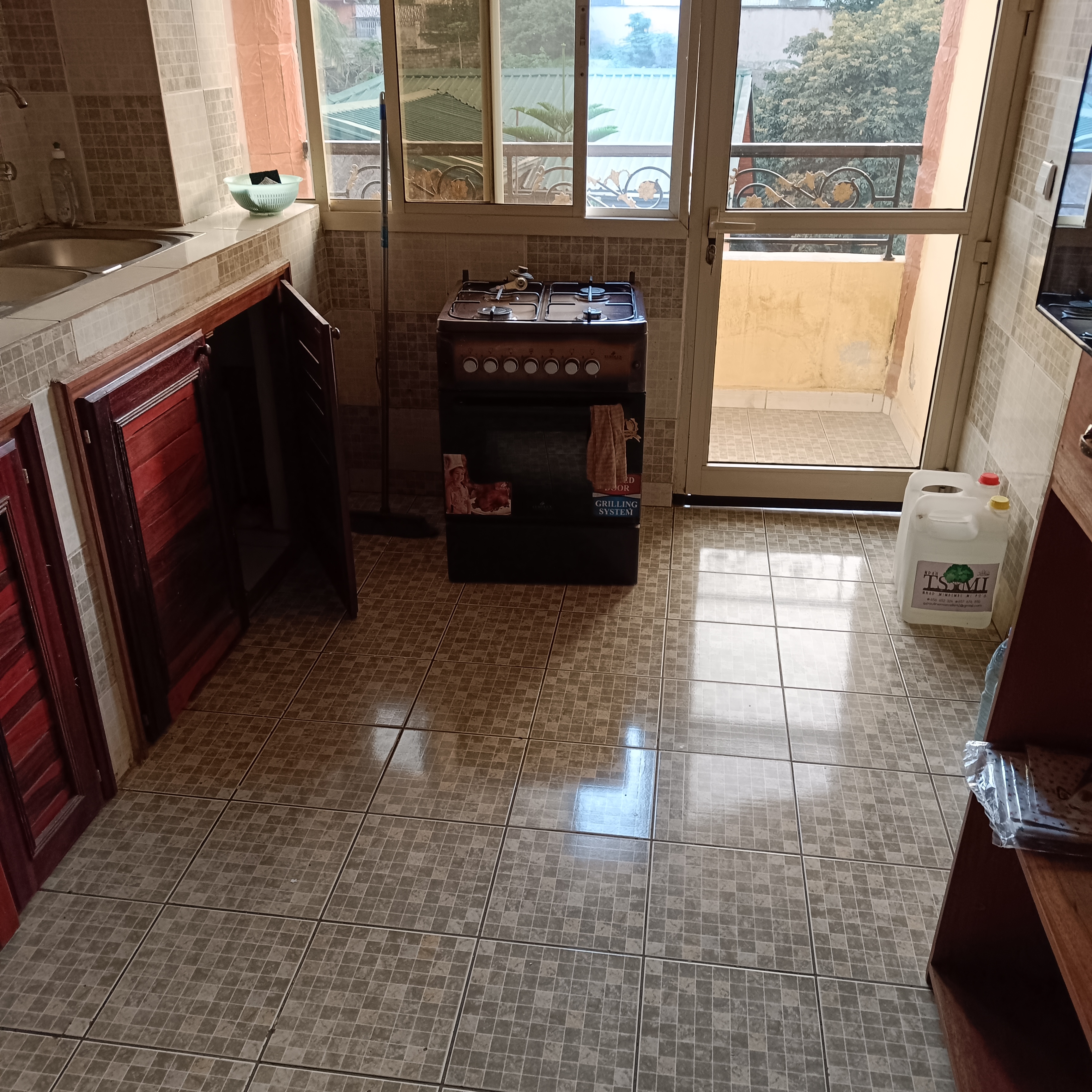 Appartement à louer - Yaoundé, Bastos, Bastos (appartement non meuble) - 1 salon(s), 3 chambre(s), 2 salle(s) de bains - 650 000 FCFA / mois