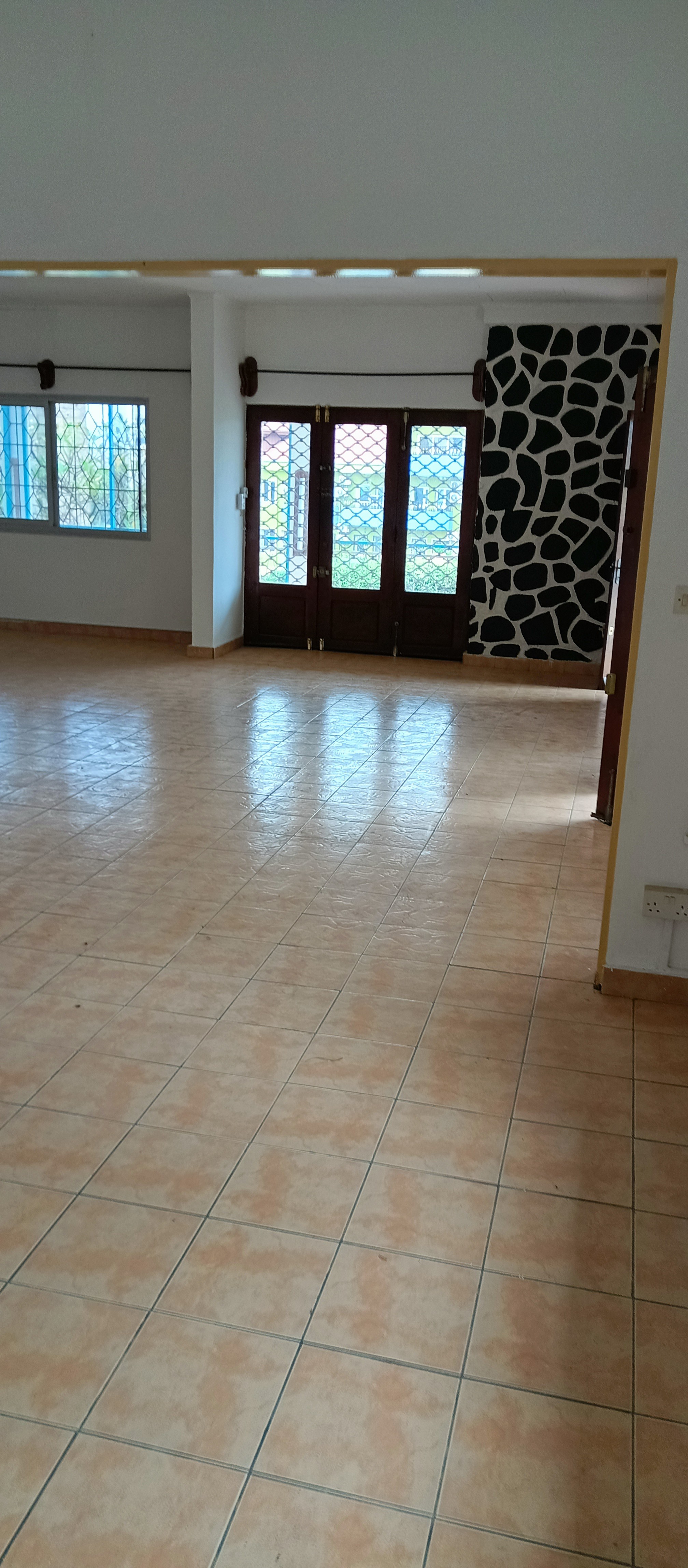 Office to rent at Yaoundé, Bastos, Bastos - 700 m2 - 1 500 000 FCFA