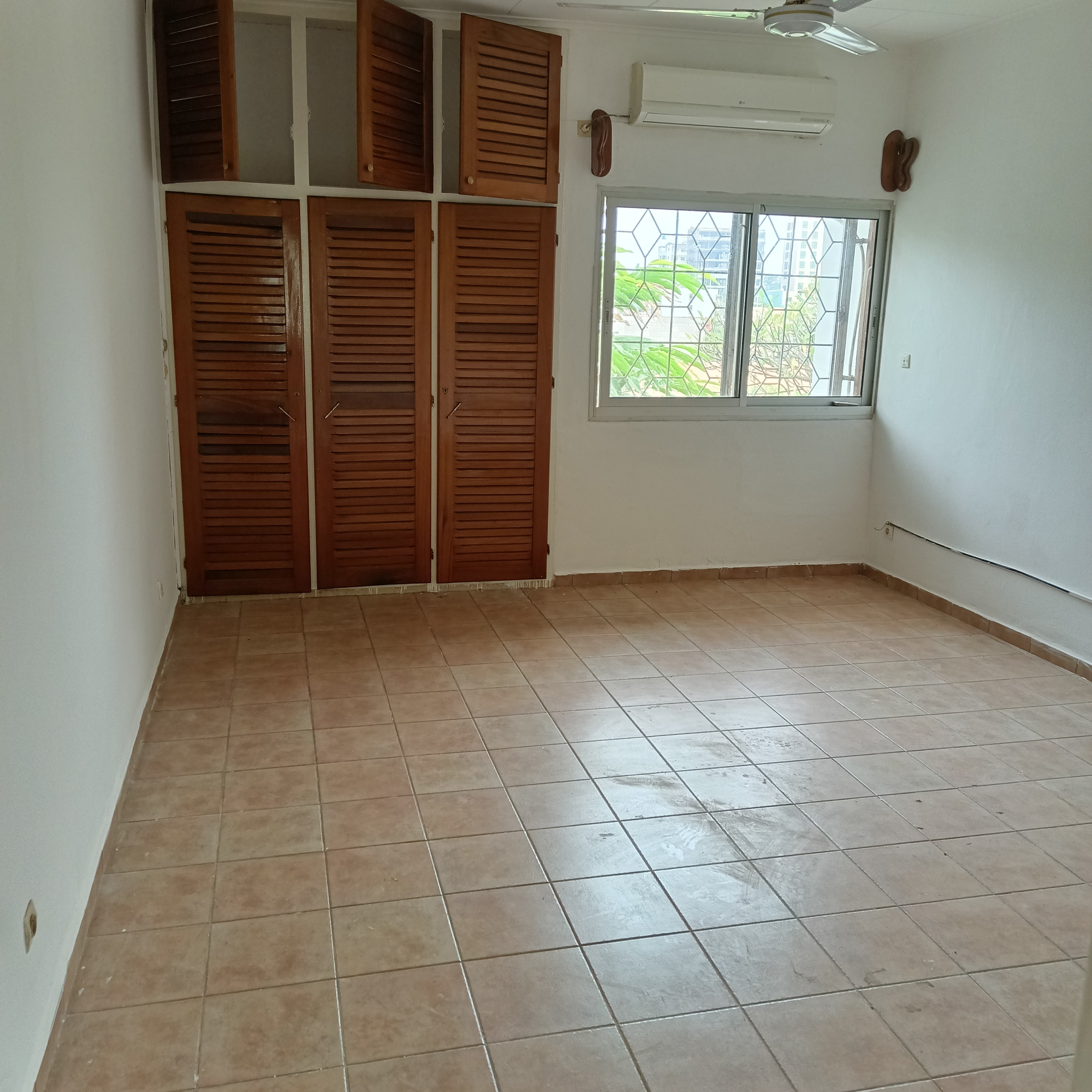 Office to rent at Yaoundé, Bastos, Bastos - 700 m2 - 1 500 000 FCFA