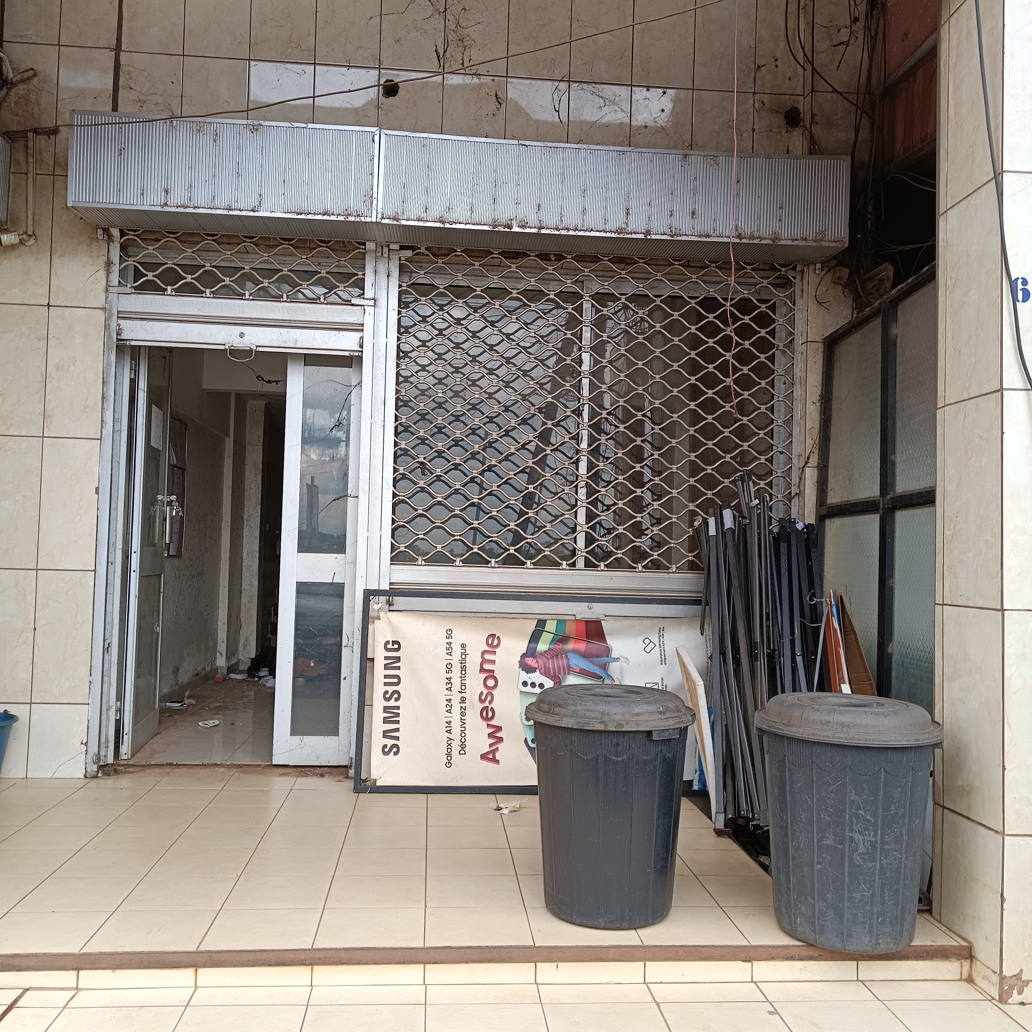 Office to rent at Yaoundé, Tsinga, Pas loin de la fecafoot ( bureau avec mezzanine) - 70 m2 - 400 000 FCFA
