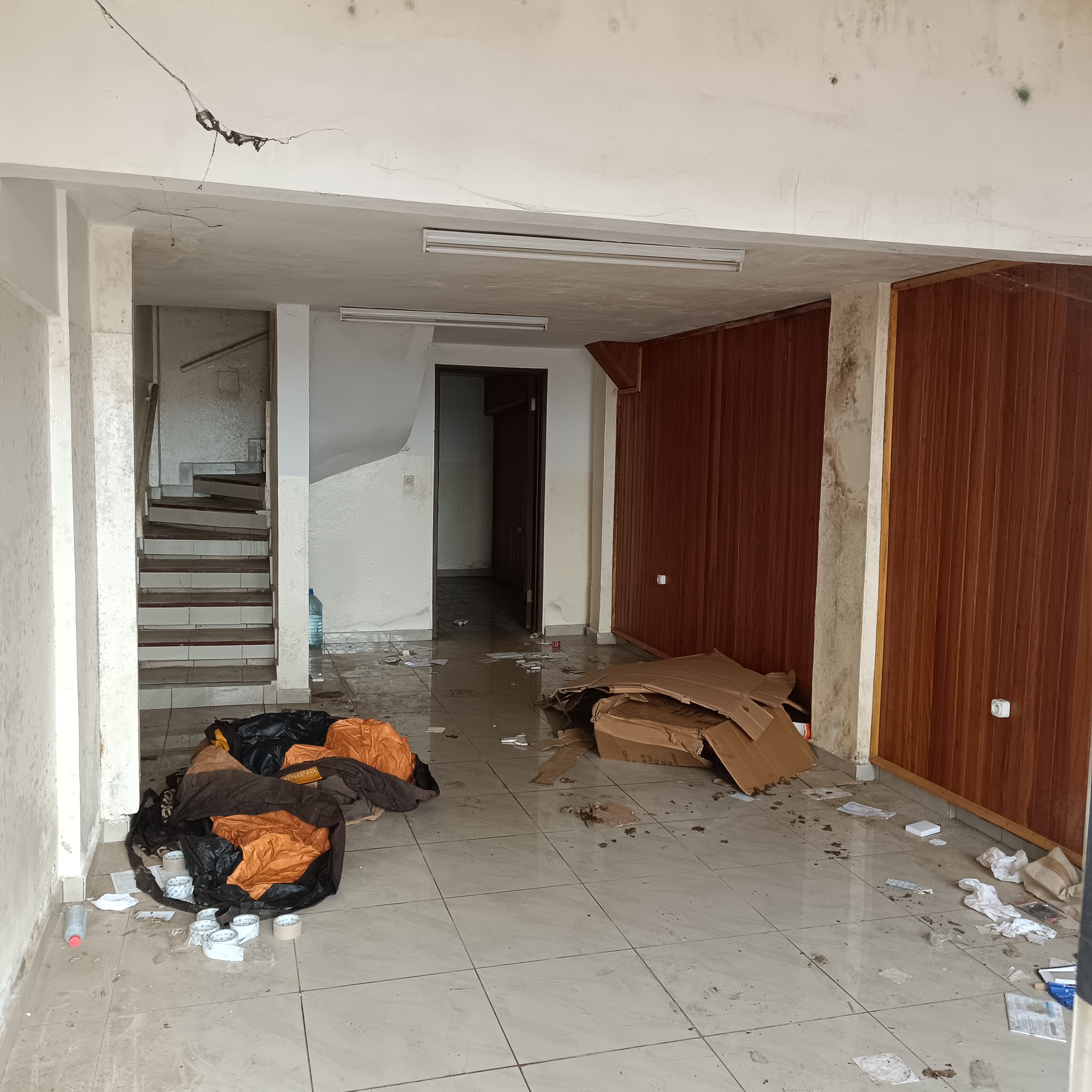 Bureau à louer à Yaoundé, Tsinga, Pas loin de la fecafoot ( bureau avec mezzanine) - 70 m2 - 400 000 FCFA