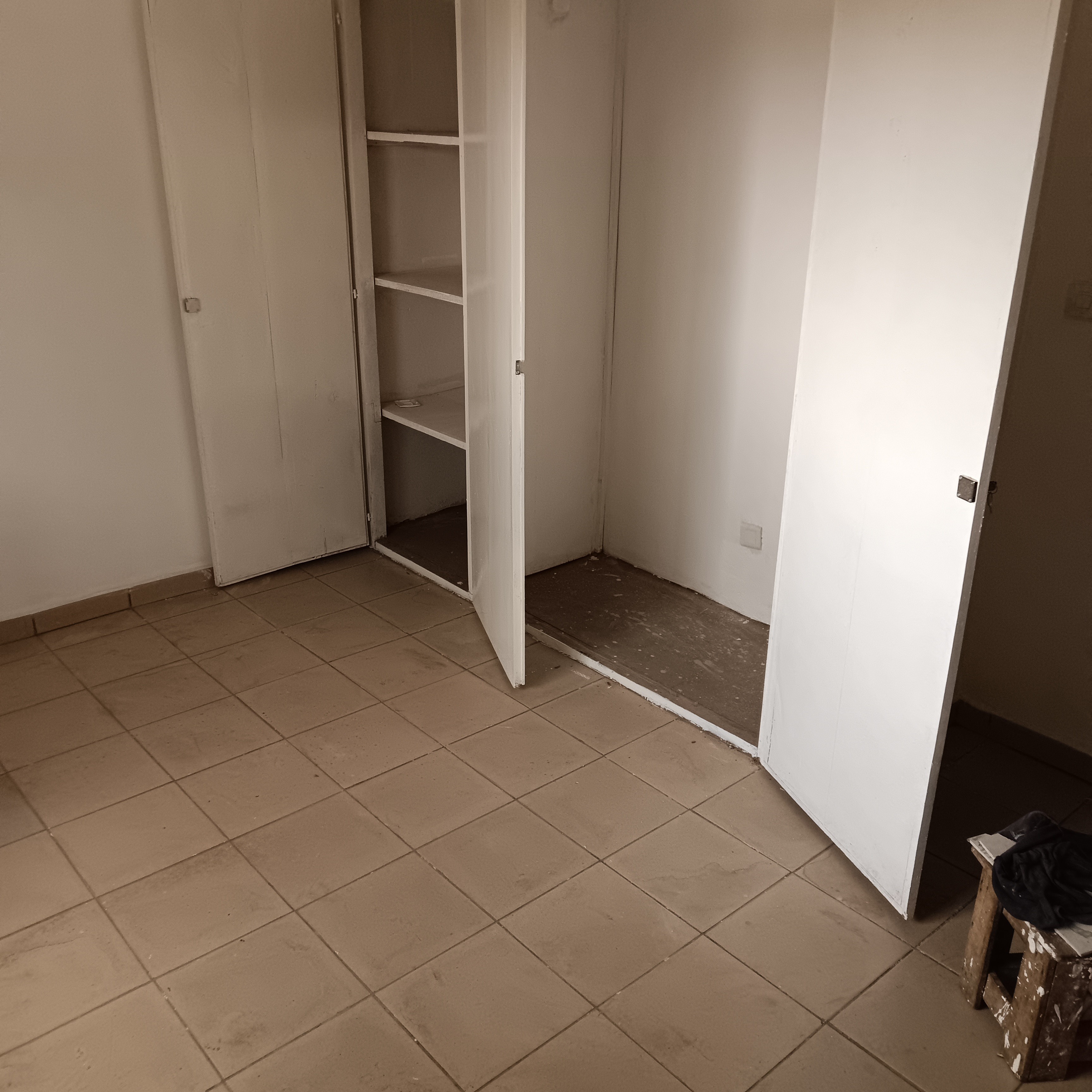 Bureau à louer à Yaoundé, Nlongkak, Pas loin du lycée de nkolton - 100 m2 - 250 000 FCFA