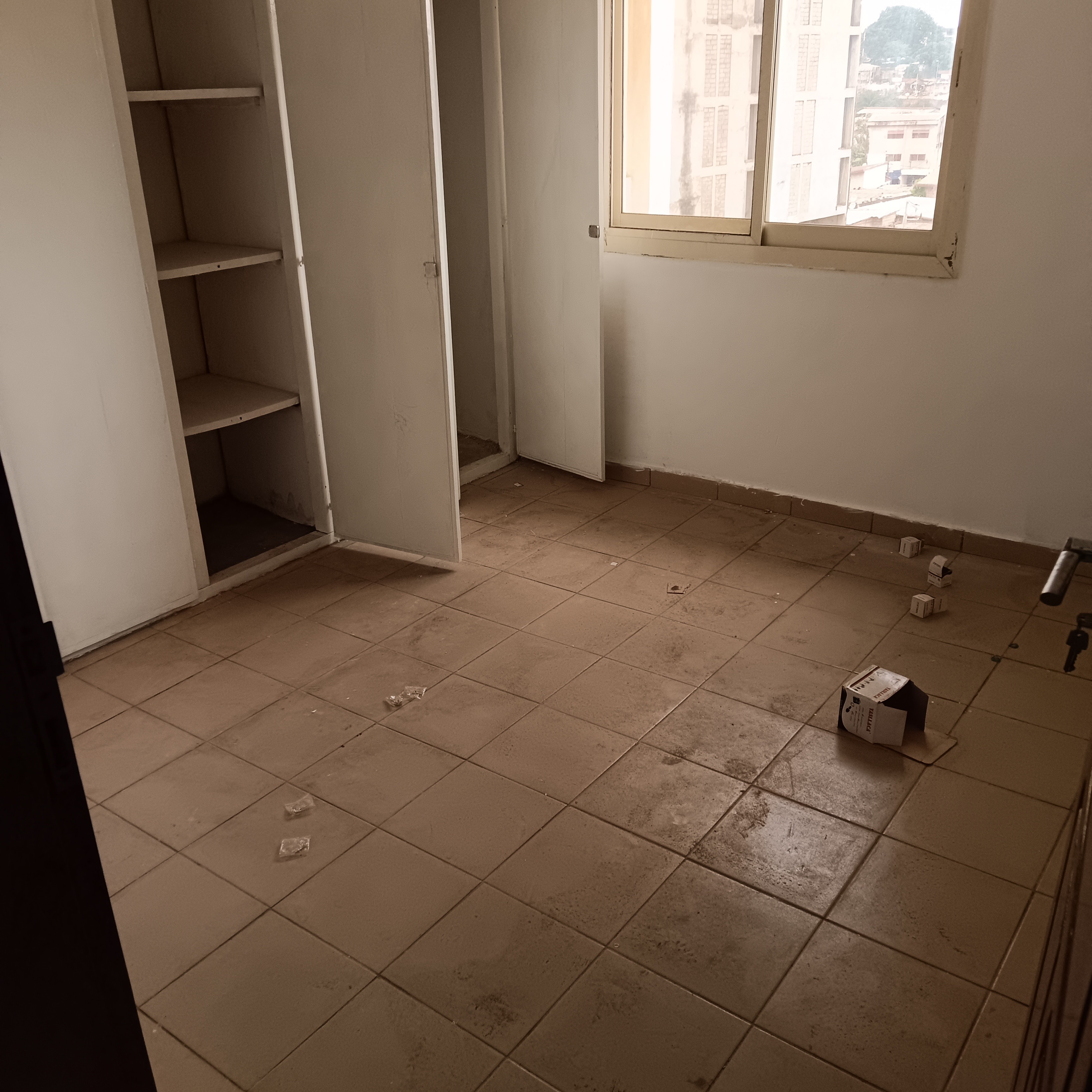 Bureau à louer à Yaoundé, Nlongkak, Pas loin du lycée de nkolton - 100 m2 - 250 000 FCFA