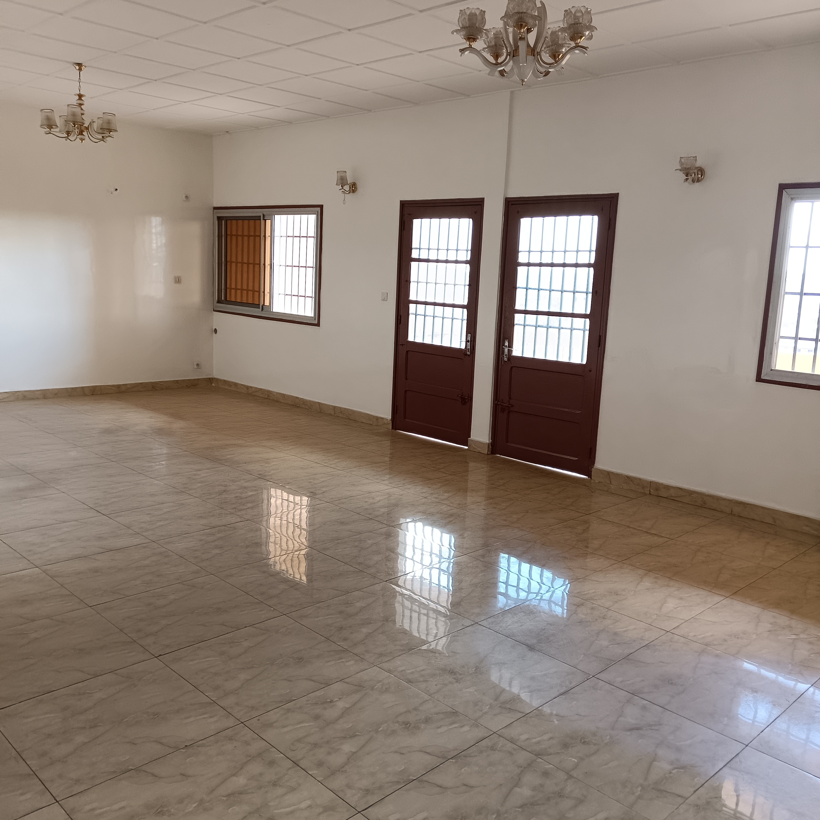 Office to rent at Yaoundé, Bastos, Bastos - 210 m2 - 500 000 FCFA