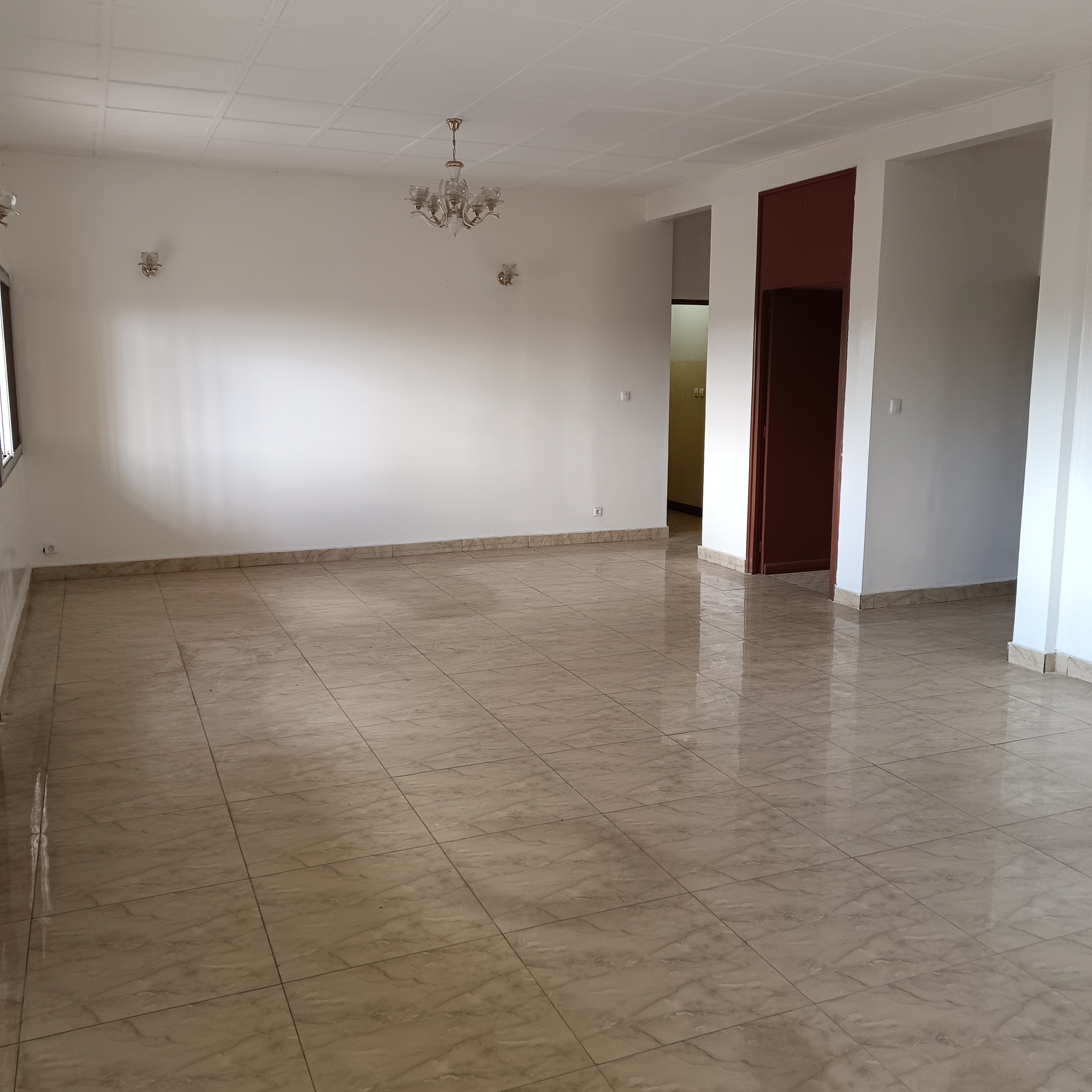 Bureau à louer à Yaoundé, Bastos, Bastos - 210 m2 - 500 000 FCFA