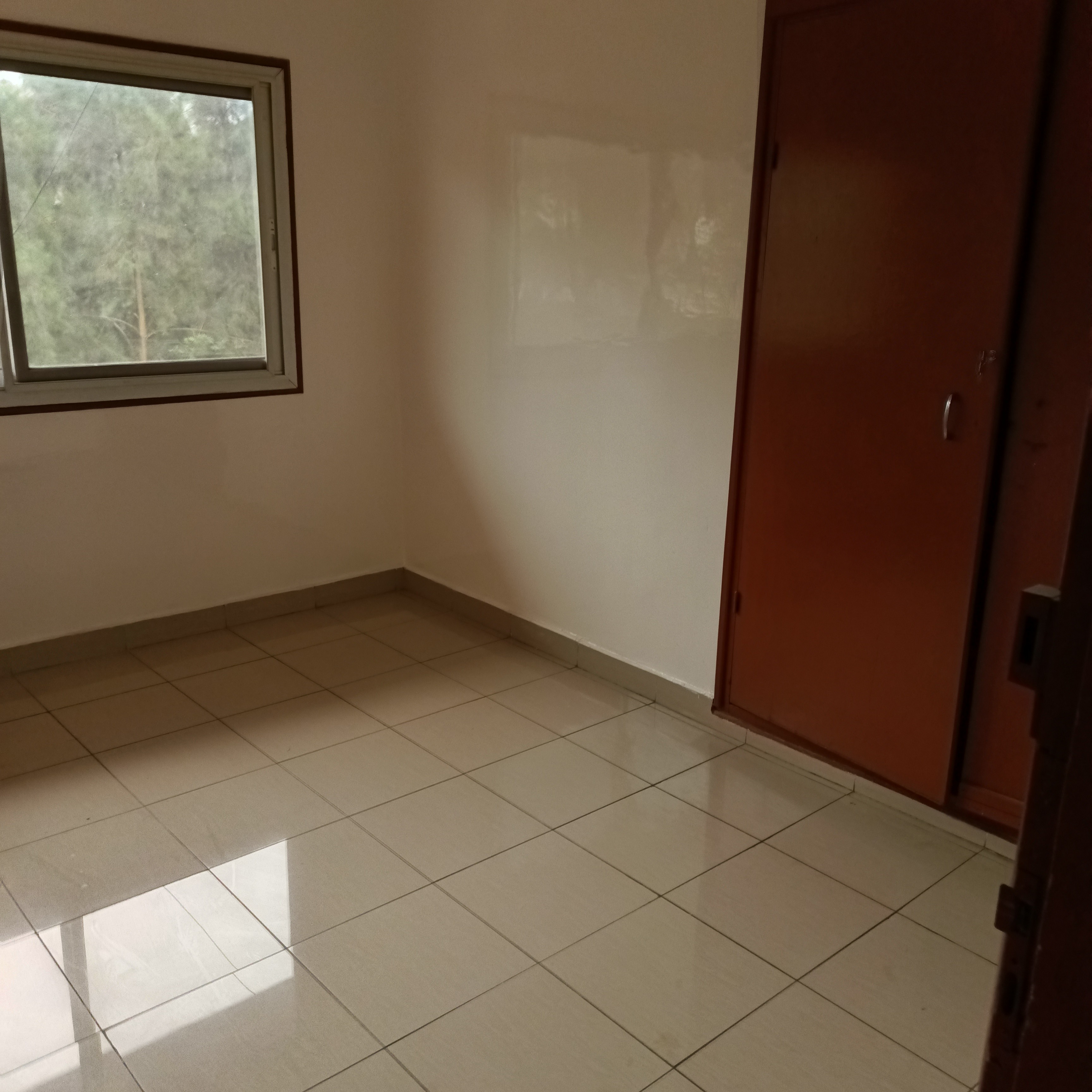 Bureau à louer à Yaoundé, Bastos, Bastos - 210 m2 - 500 000 FCFA