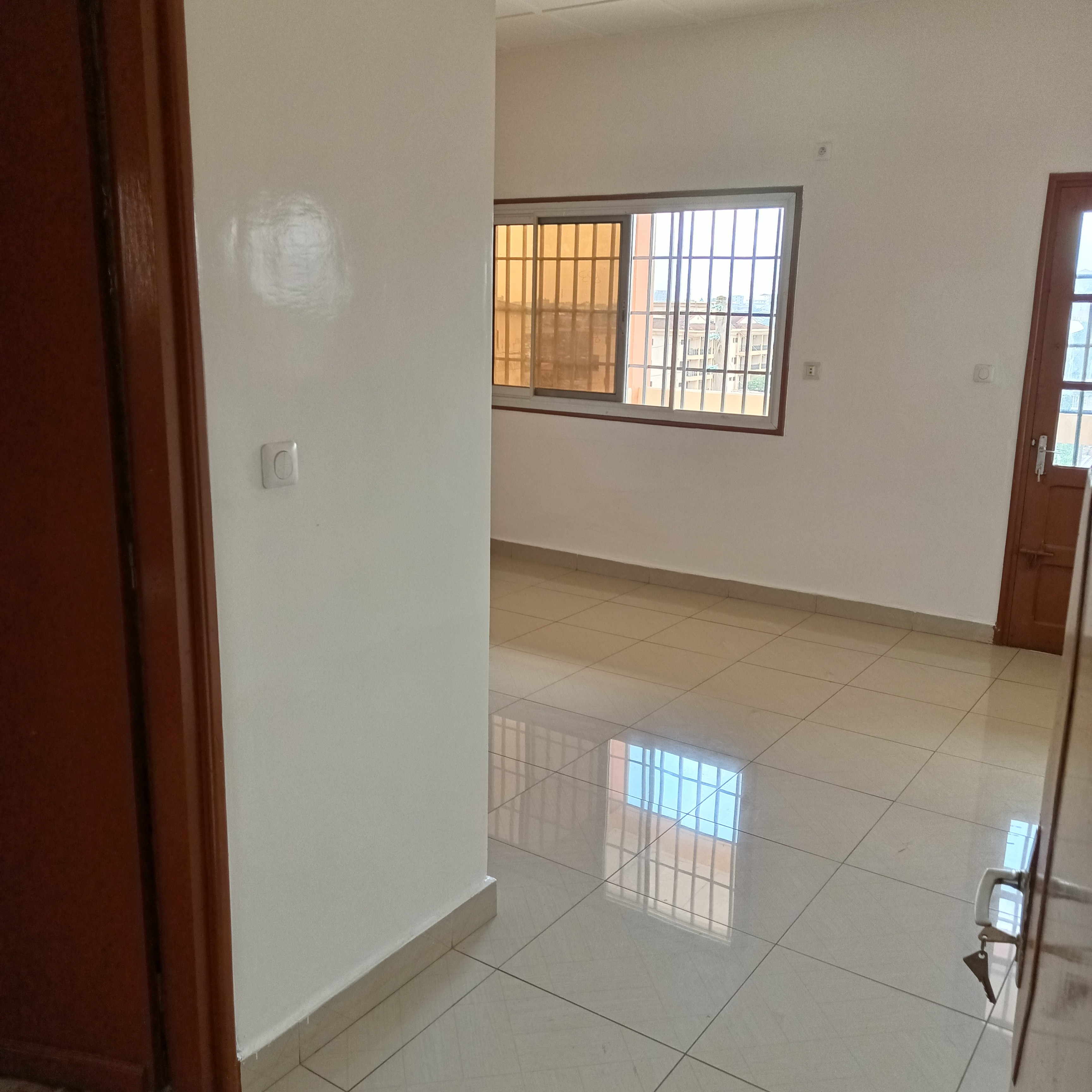Bureau à louer à Yaoundé, Bastos, Bastos - 210 m2 - 500 000 FCFA
