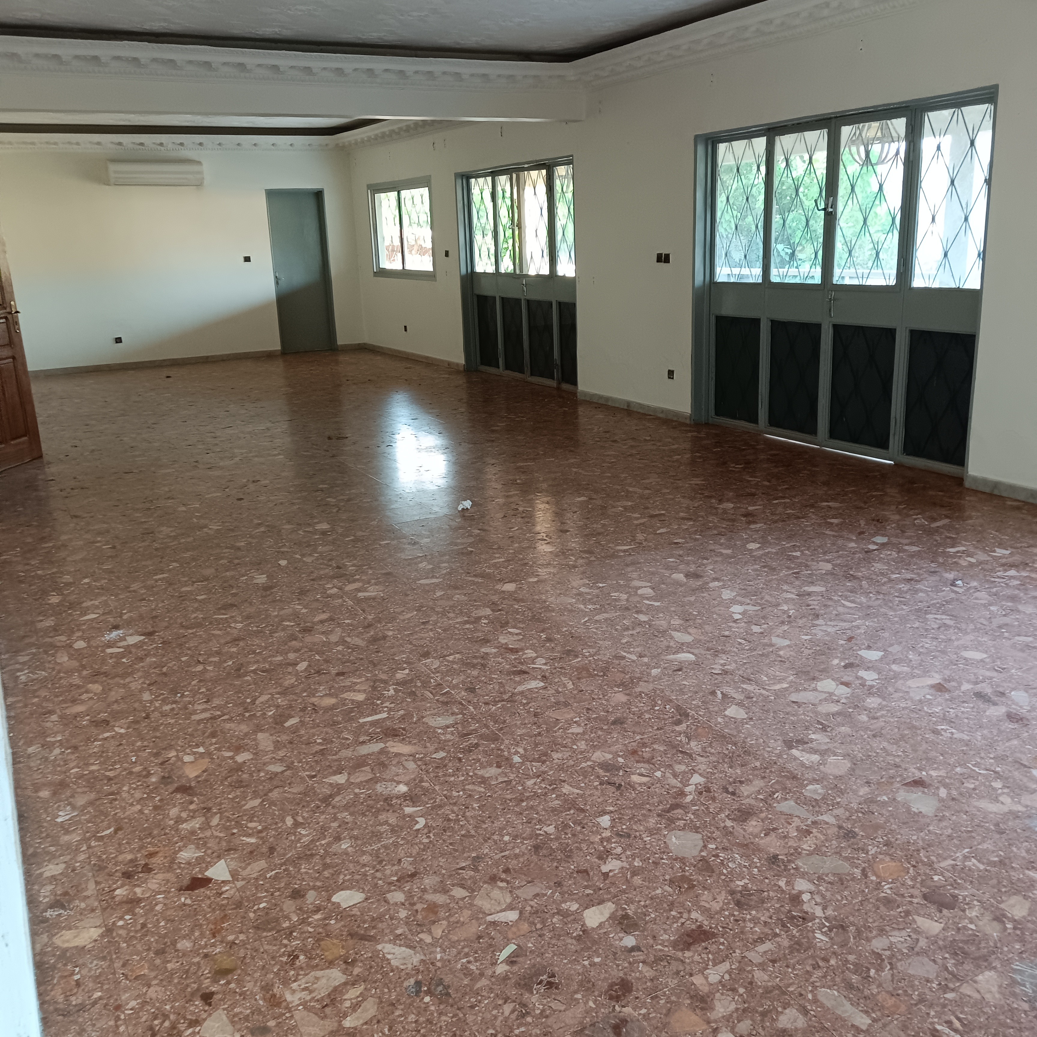 Bureau à louer à Yaoundé, Bastos, Bastos - 1200 m2 - 2 000 000 FCFA