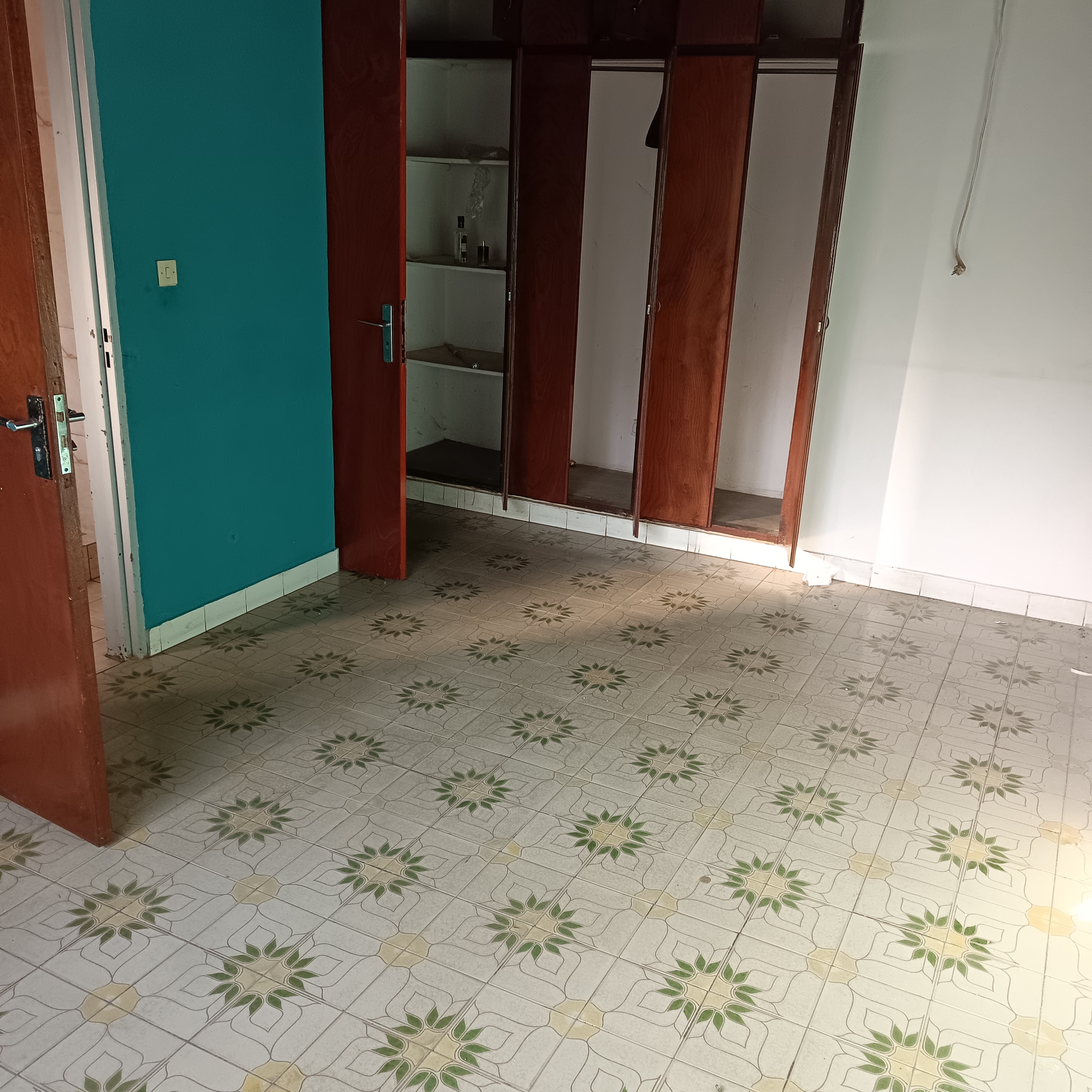 Bureau à louer à Yaoundé, Bastos, Bastos - 1200 m2 - 2 000 000 FCFA