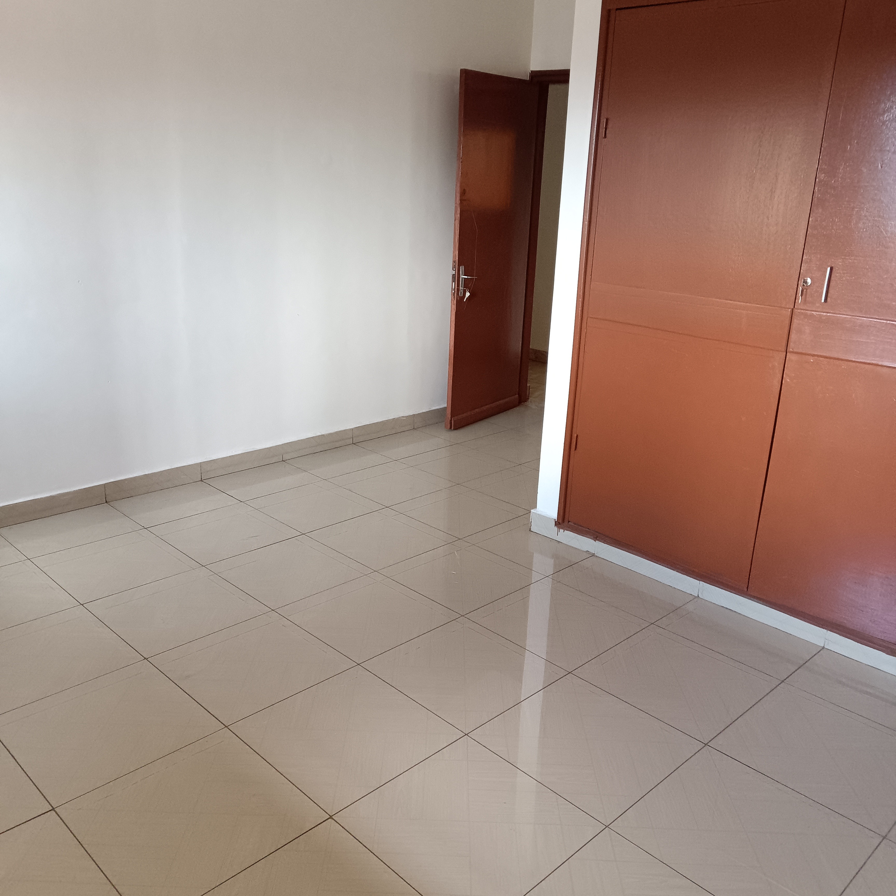 Bureau à louer à Yaoundé, Bastos, Bastos - 1200 m2 - 2 000 000 FCFA