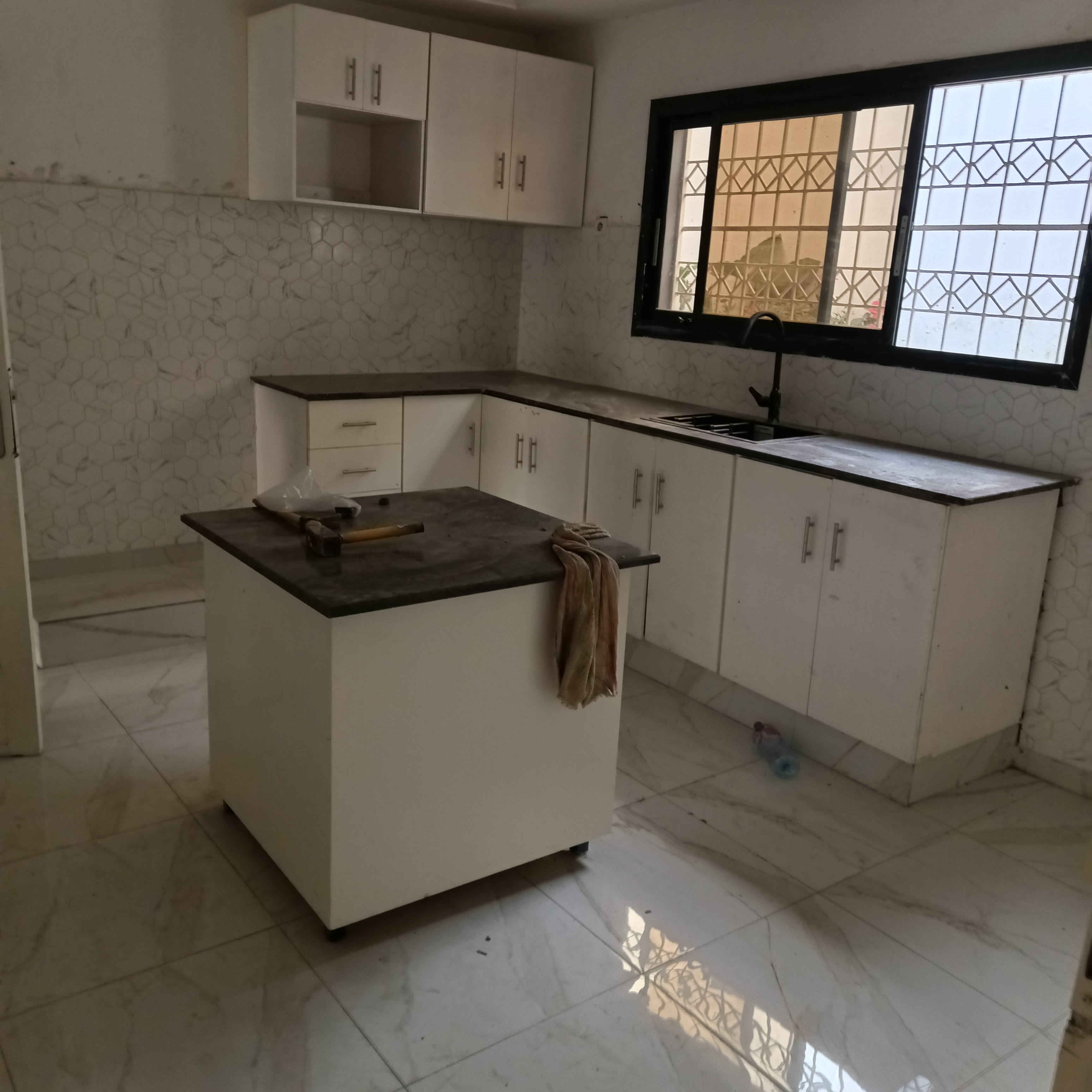 Maison (Duplex) à louer - Yaoundé, Bastos, Bastos - 1 salon(s), 4 chambre(s), 4 salle(s) de bains - 1 300 000 FCFA / mois
