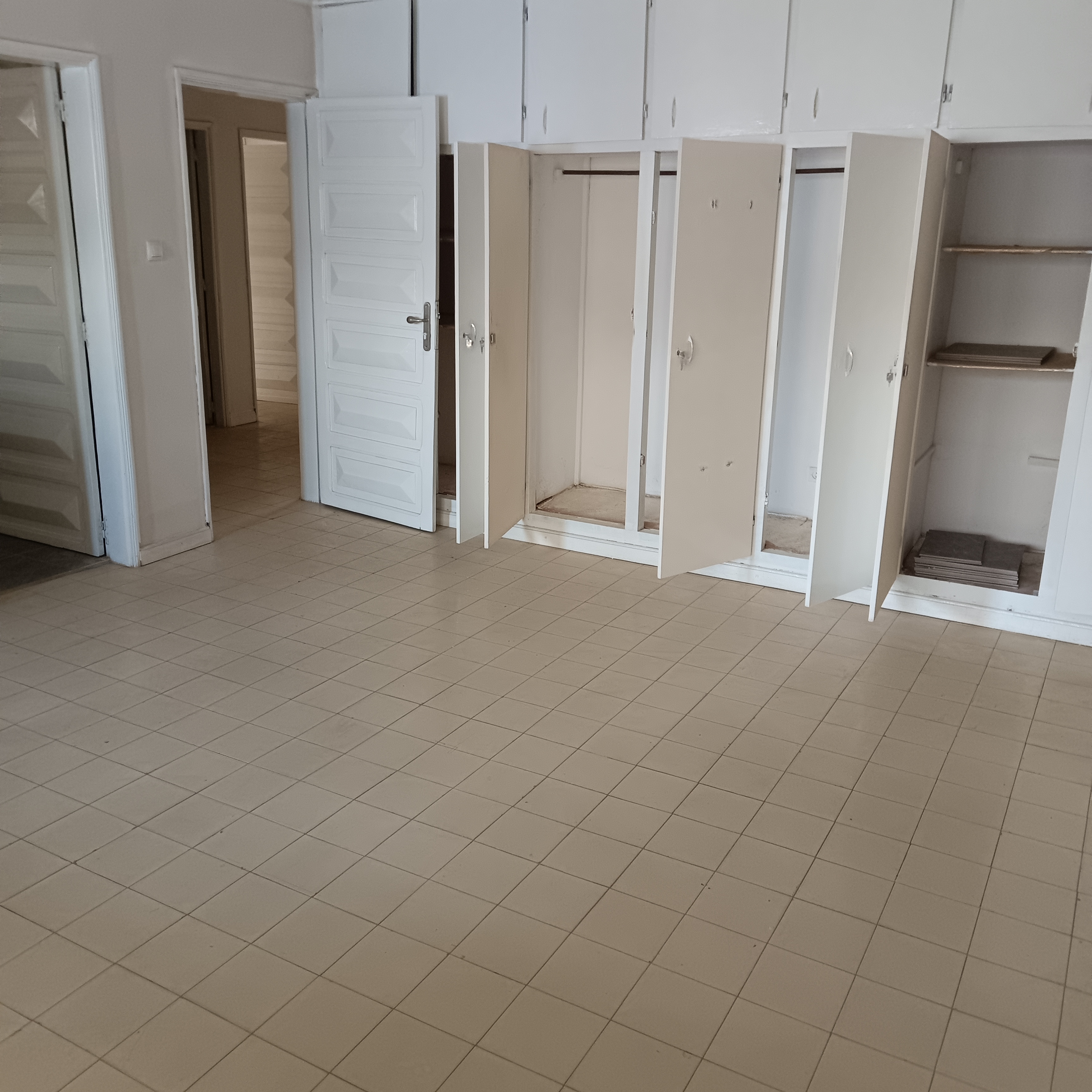 Maison (Duplex) à louer - Yaoundé, Bastos, Bastos - 1 salon(s), 4 chambre(s), 4 salle(s) de bains - 1 300 000 FCFA / mois