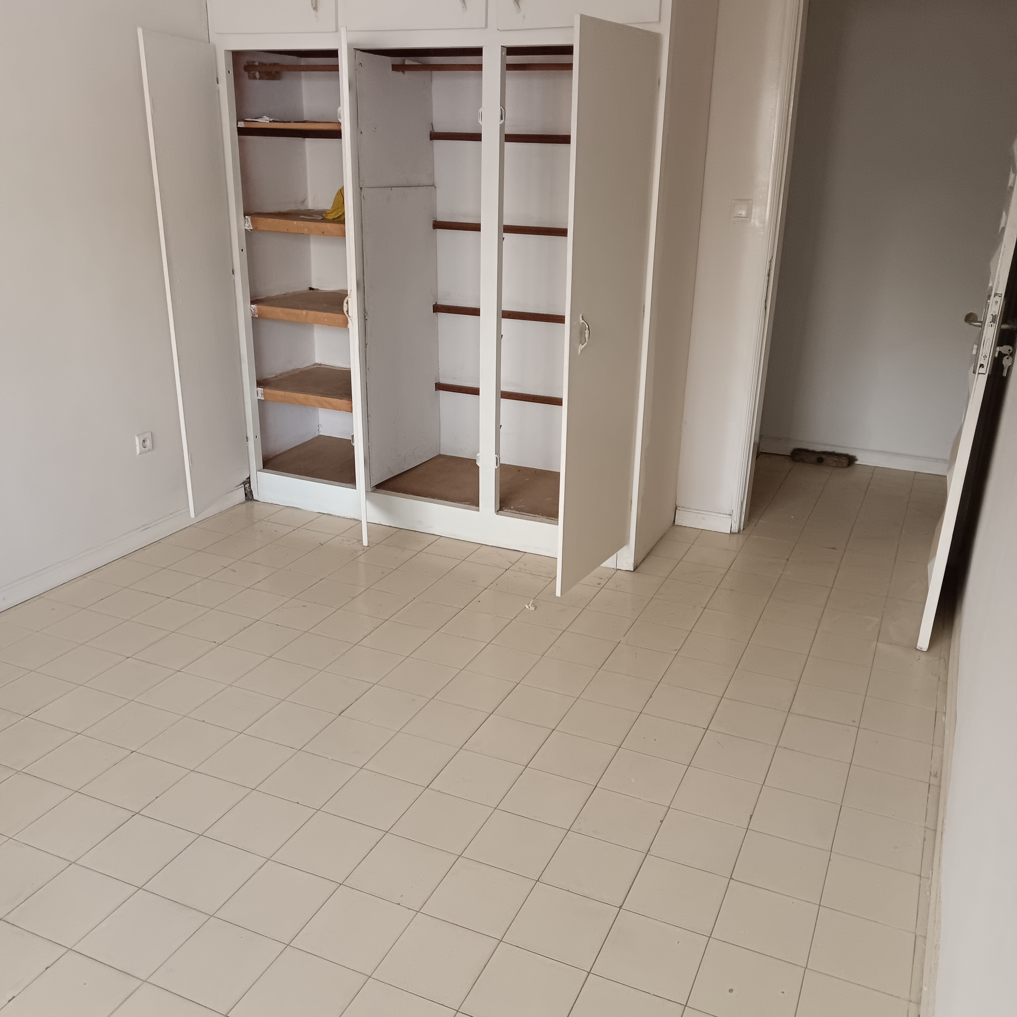 Maison (Duplex) à louer - Yaoundé, Bastos, Bastos - 1 salon(s), 4 chambre(s), 4 salle(s) de bains - 1 300 000 FCFA / mois