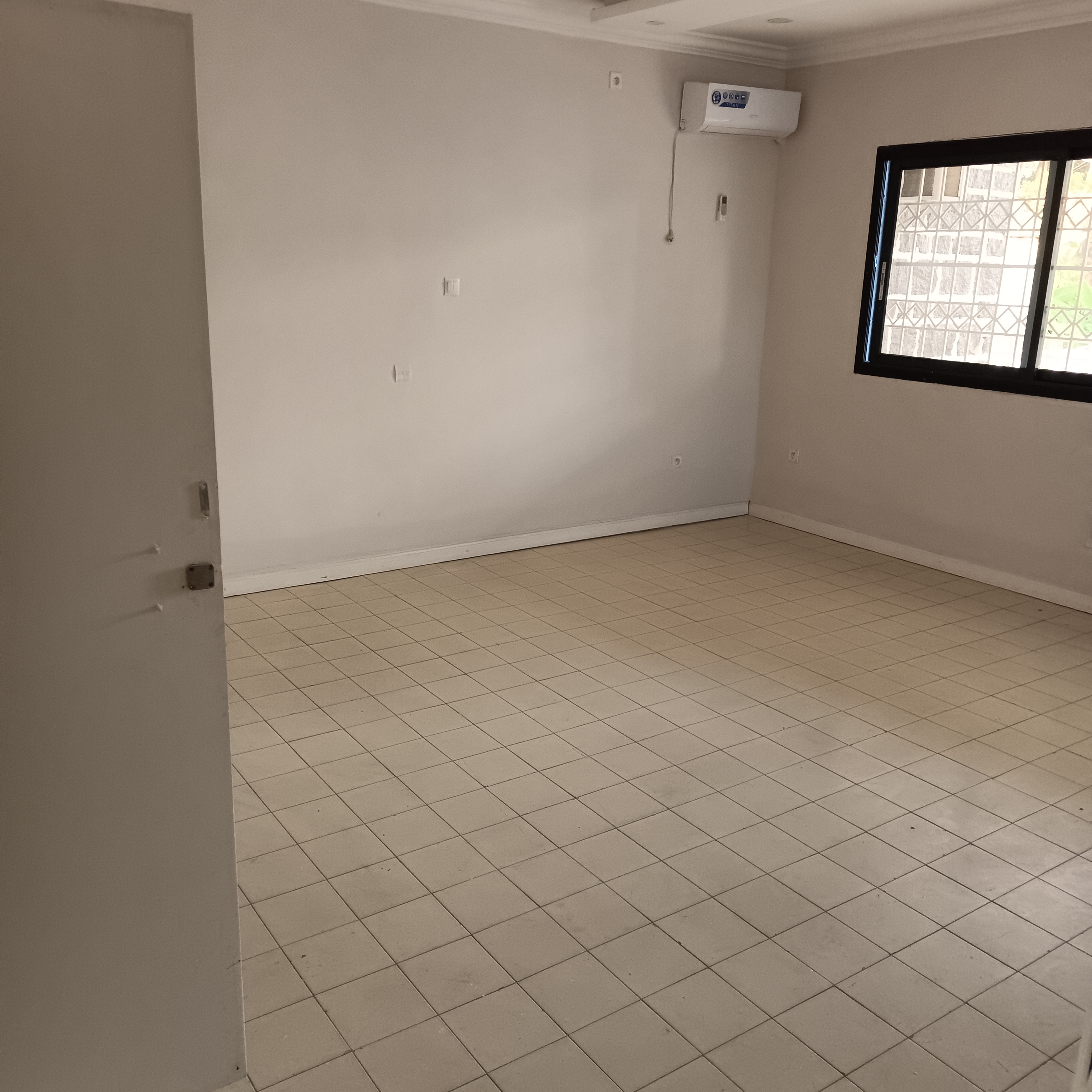 Maison (Duplex) à louer - Yaoundé, Bastos, Bastos - 1 salon(s), 4 chambre(s), 4 salle(s) de bains - 1 300 000 FCFA / mois