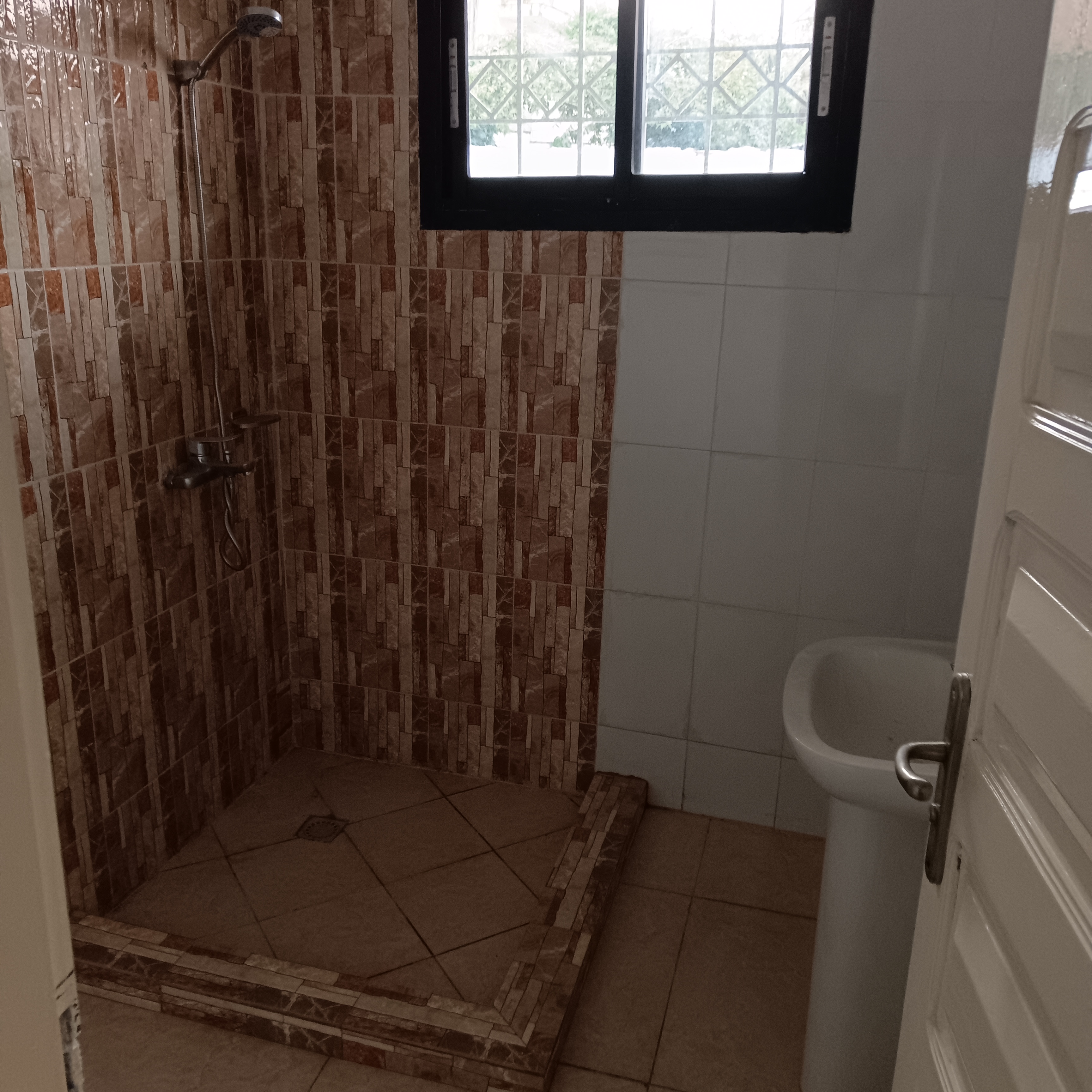 Bureau à louer à Yaoundé, Bastos, Bastos - 400 m2 - 1 300 000 FCFA