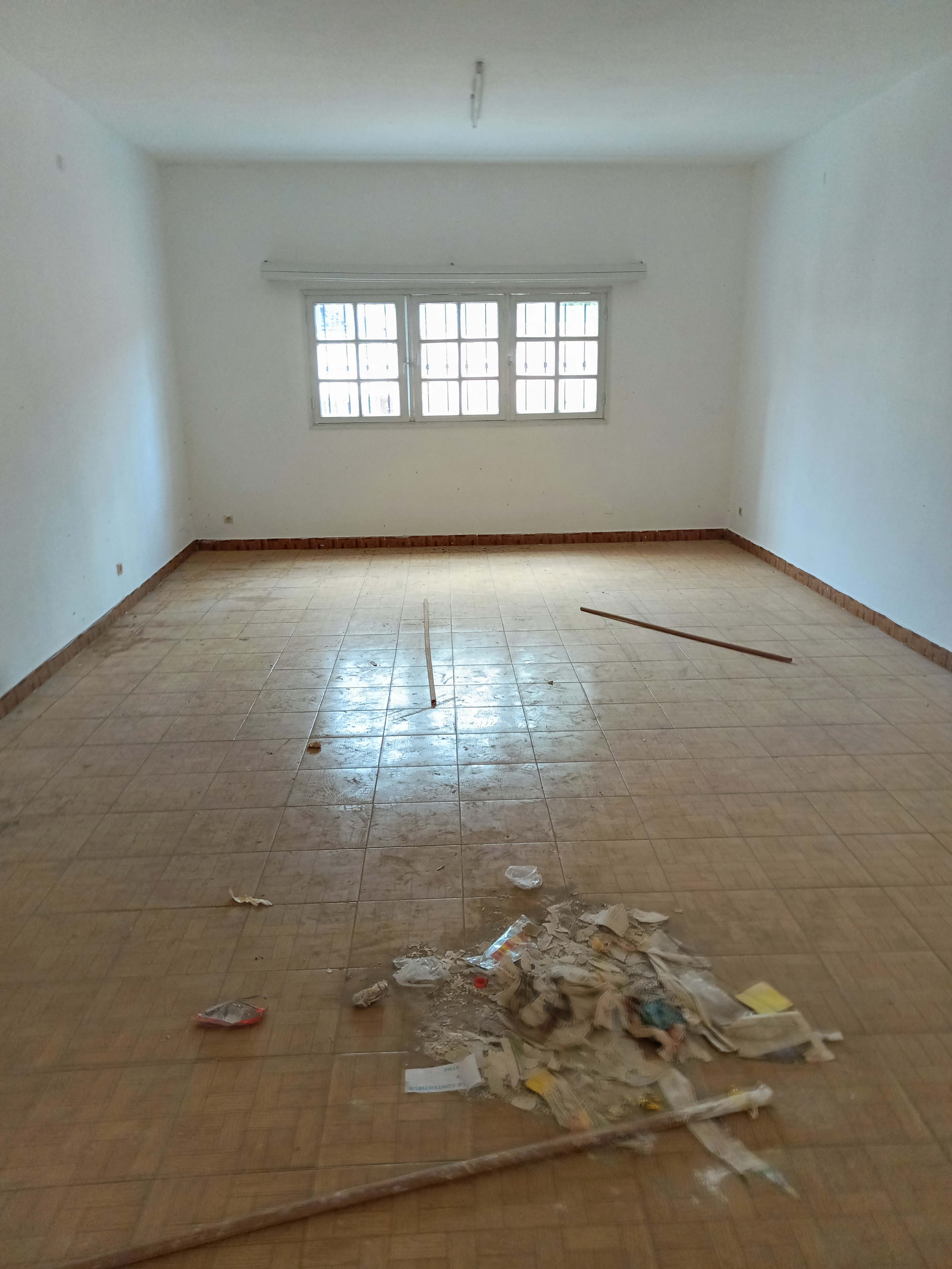 Bureau à louer à Yaoundé, Mballa II, Pas loin du carrefour RÉGI - 400 m2 - 500 000 FCFA