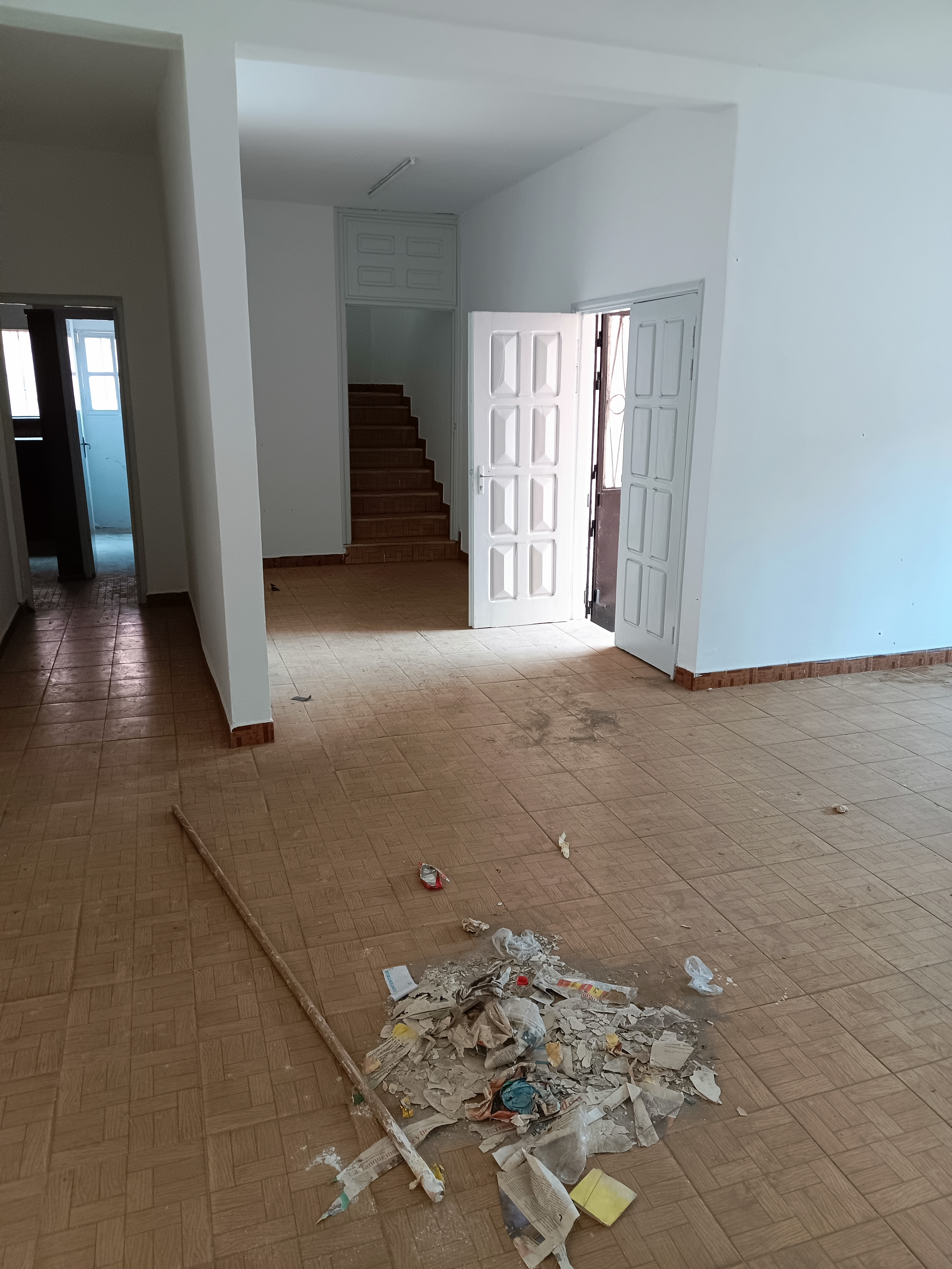 Bureau à louer à Yaoundé, Mballa II, Pas loin du carrefour RÉGI - 400 m2 - 500 000 FCFA