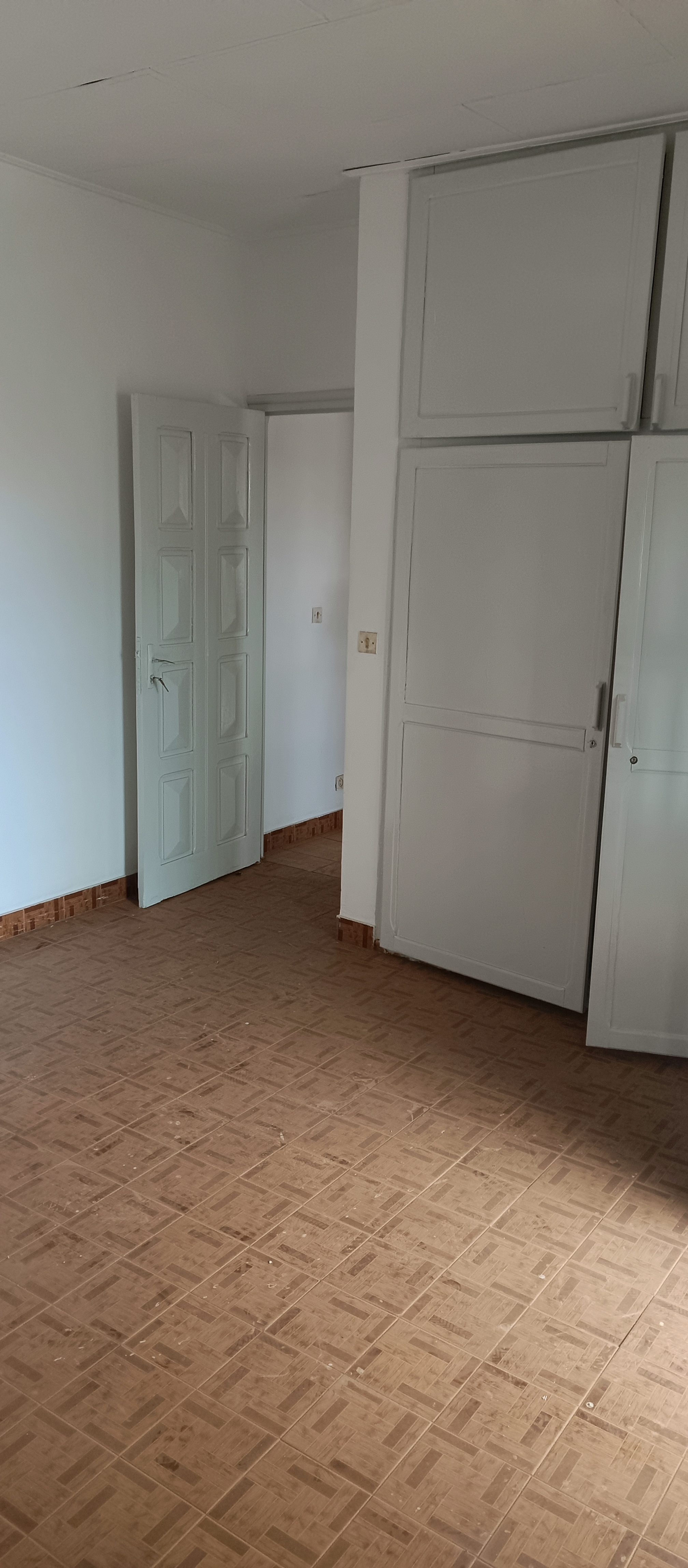 Bureau à louer à Yaoundé, Mballa II, Pas loin du carrefour RÉGI - 400 m2 - 500 000 FCFA