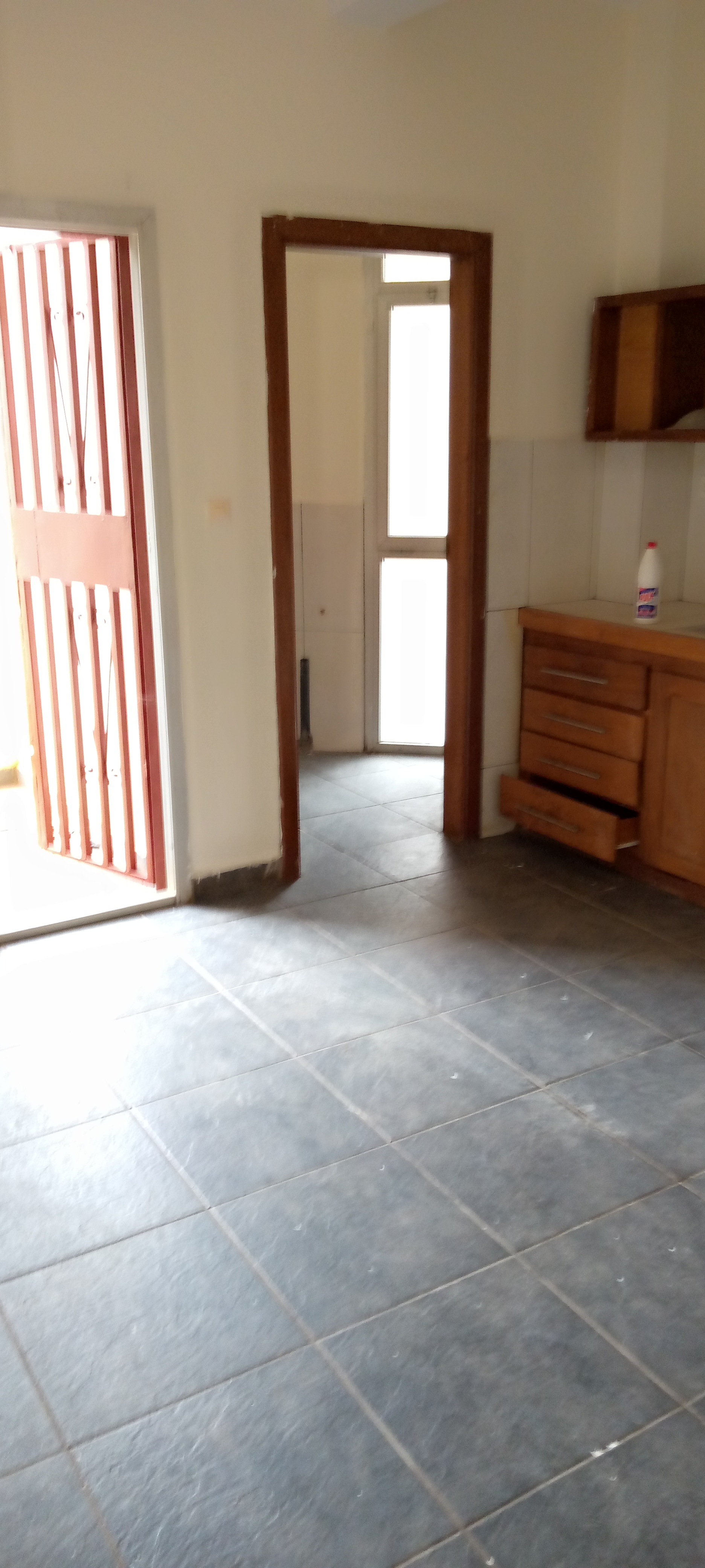 Apartment to rent - Yaoundé, Bastos, Bastos - 1 living room(s), 2 bedroom(s), 3 bathroom(s) - 375 000 FCFA / month