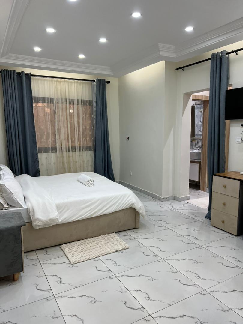 Apartment to rent - Yaoundé, Bastos, Bastos - 1 living room(s), 3 bedroom(s), 4 bathroom(s) - 1 500 000 FCFA / month
