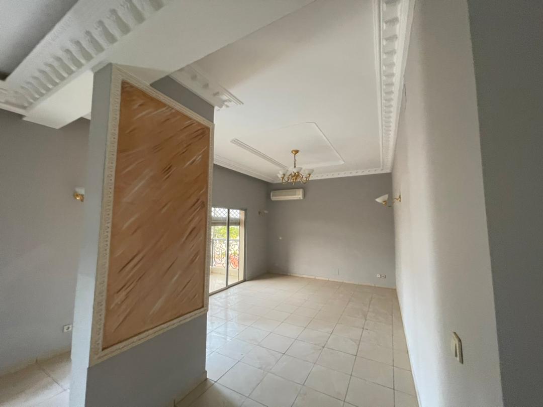 Office to rent at Yaoundé, Bastos, Golf - 1000 m2 - 5 000 000 FCFA