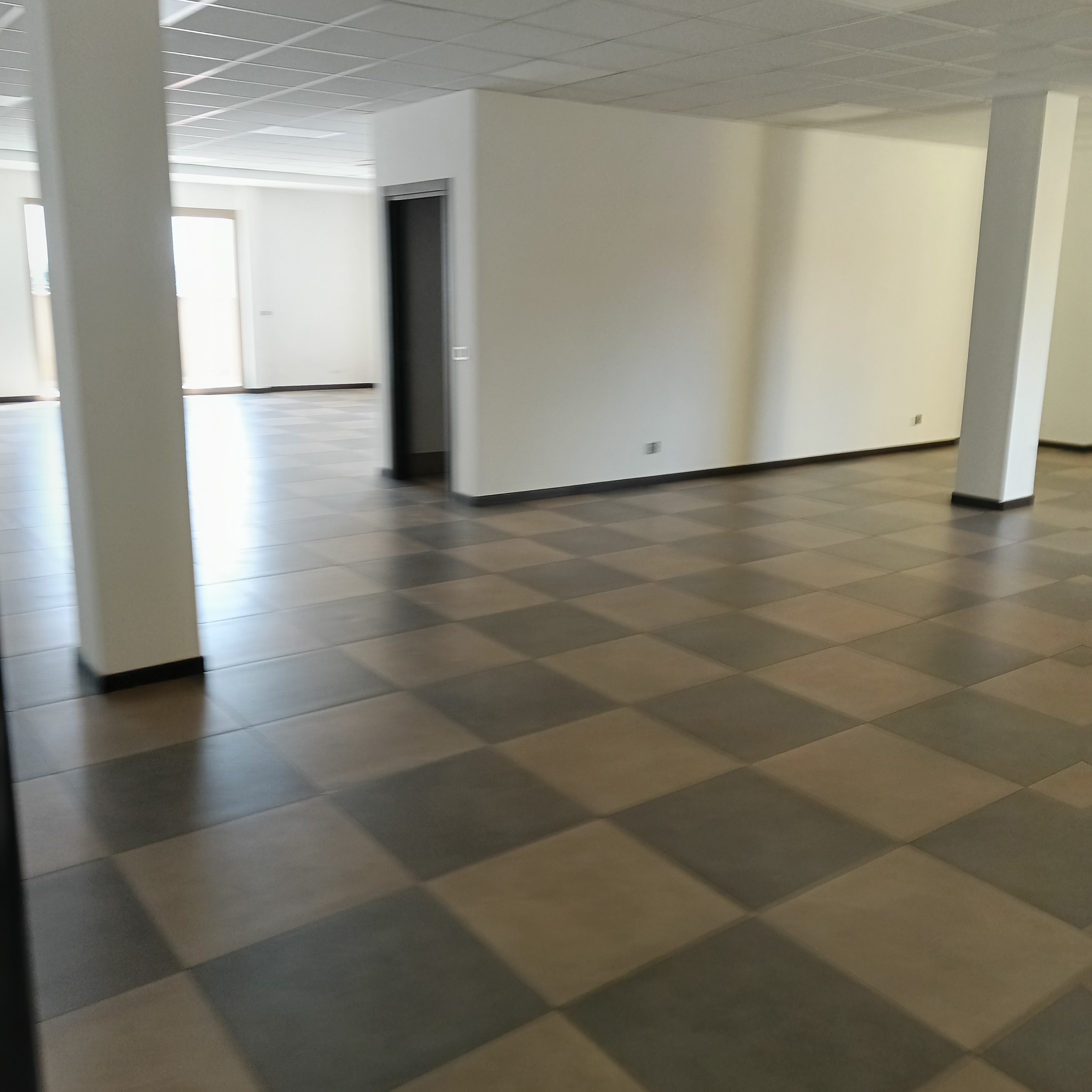 Bureau à louer à Yaoundé, Bastos, Bastos - 150 m2 - 2 150 000 FCFA