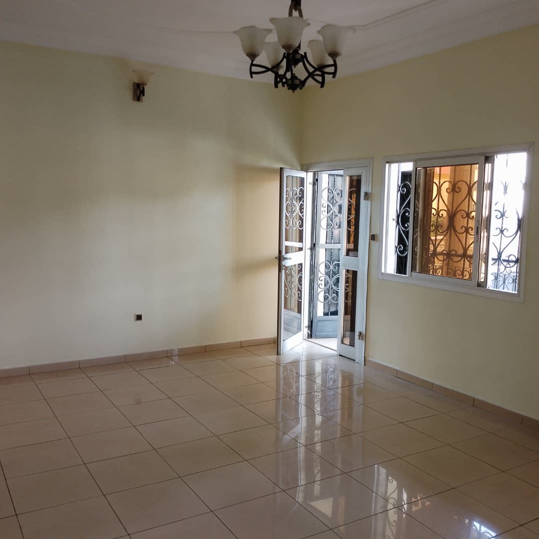 Apartment to rent - Yaoundé, Bastos, Bastos - 1 living room(s), 3 bedroom(s), 4 bathroom(s) - 650 000 FCFA / month