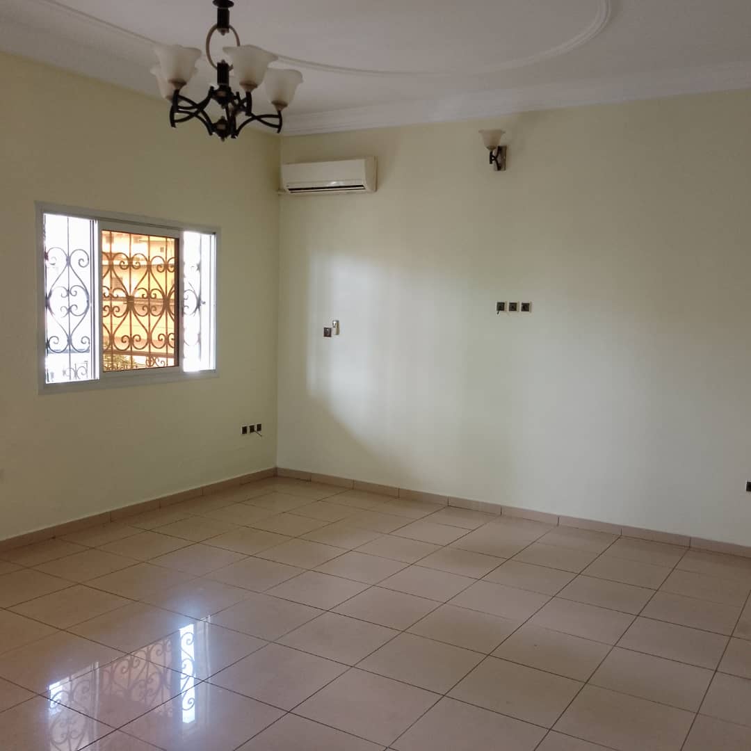 Apartment to rent - Yaoundé, Bastos, Bastos - 1 living room(s), 3 bedroom(s), 4 bathroom(s) - 650 000 FCFA / month