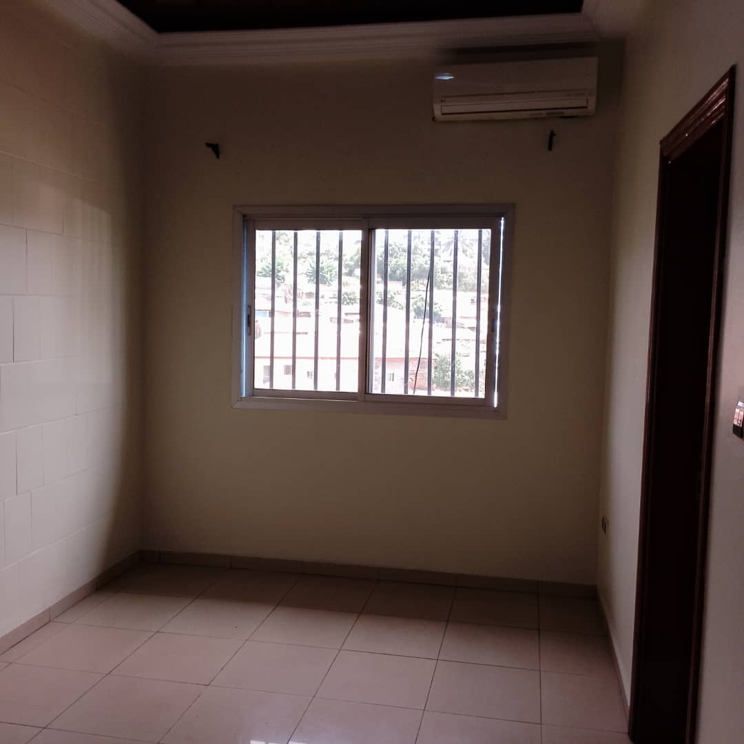 Apartment to rent - Yaoundé, Bastos, Bastos - 1 living room(s), 3 bedroom(s), 4 bathroom(s) - 650 000 FCFA / month