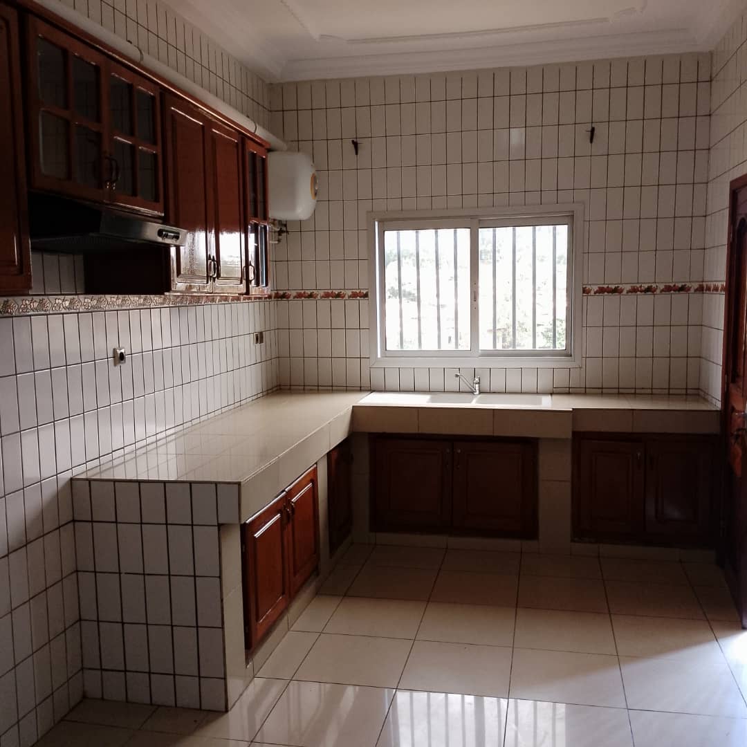 Apartment to rent - Yaoundé, Bastos, Bastos - 1 living room(s), 3 bedroom(s), 4 bathroom(s) - 650 000 FCFA / month