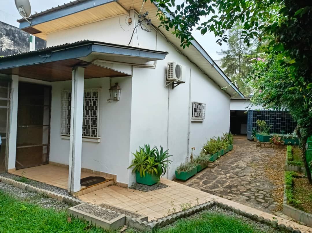Maison (Villa) à louer - Yaoundé, Bastos, Bastos - 1 salon(s), 3 chambre(s), 2 salle(s) de bains - 1 000 000 FCFA / mois