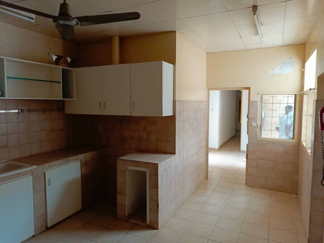 Maison (Villa) à louer - Yaoundé, Bastos, Bastos - 1 salon(s), 3 chambre(s), 2 salle(s) de bains - 1 000 000 FCFA / mois